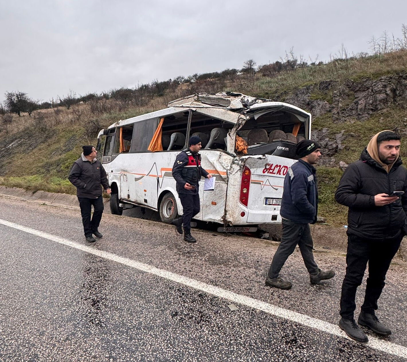 Balıkesir'de Işçileri Taşıyan Midibüs Devrildi! Çok Sayıda Yaralı