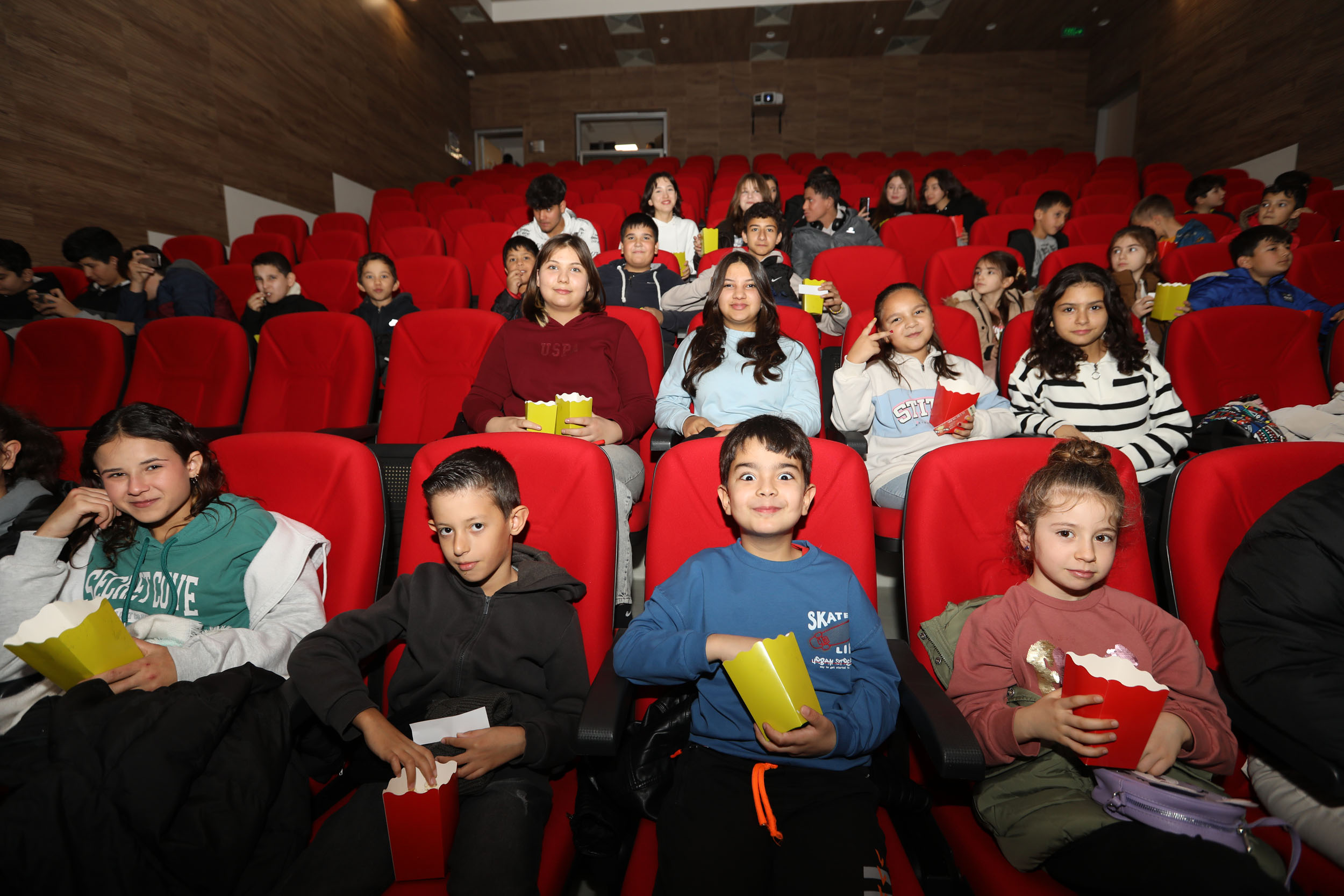 Başkan Aras’tan Çocuklara İlk Sinema Deneyimi (2)