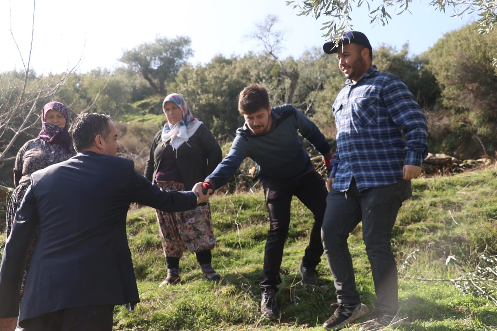 Başkan Özgür Arıcı’dan Zeytin Hasadına Destek (1)