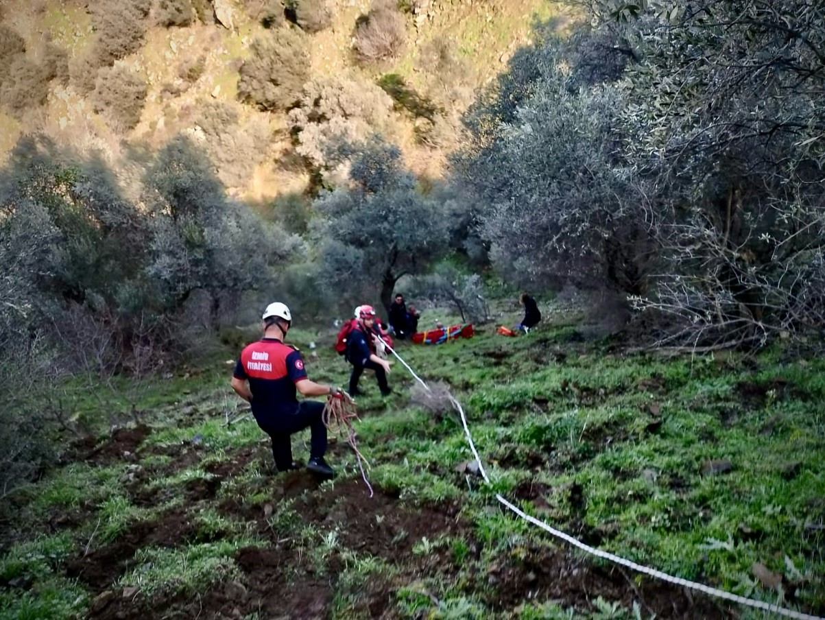 Bayındır'da Bir Vatandaş Yamaçta Mahsur Kaldı (1)