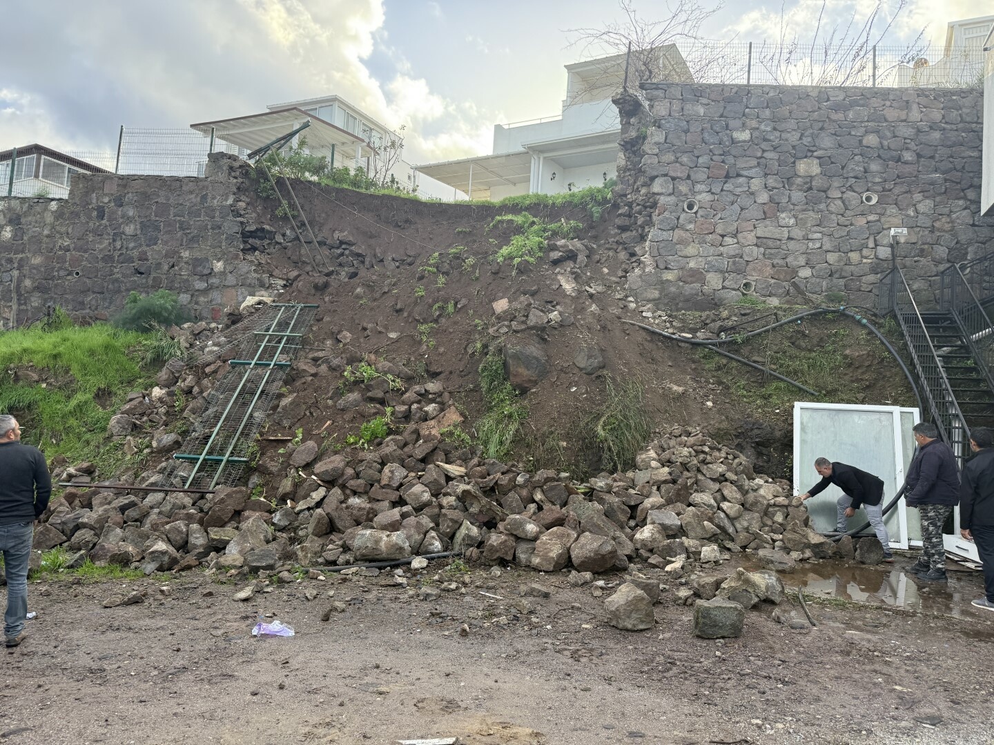 Bodrum’da Sağanak Sonrası Istinat Duvarı Çöktü (5)