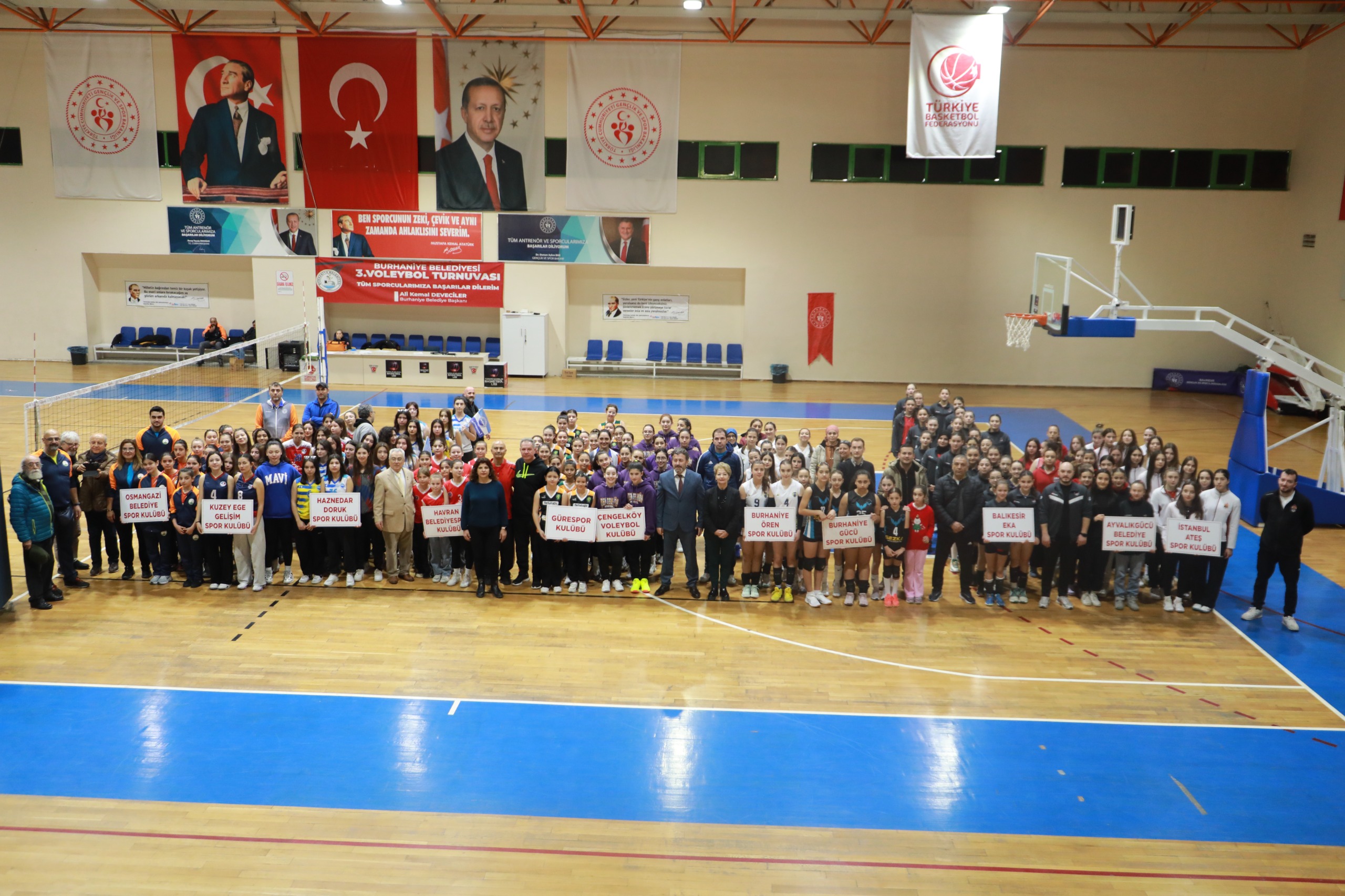 Burhaniye'de Midi Ve Yıldız Kızlar Voleybol Turnuvası Başladı (2)