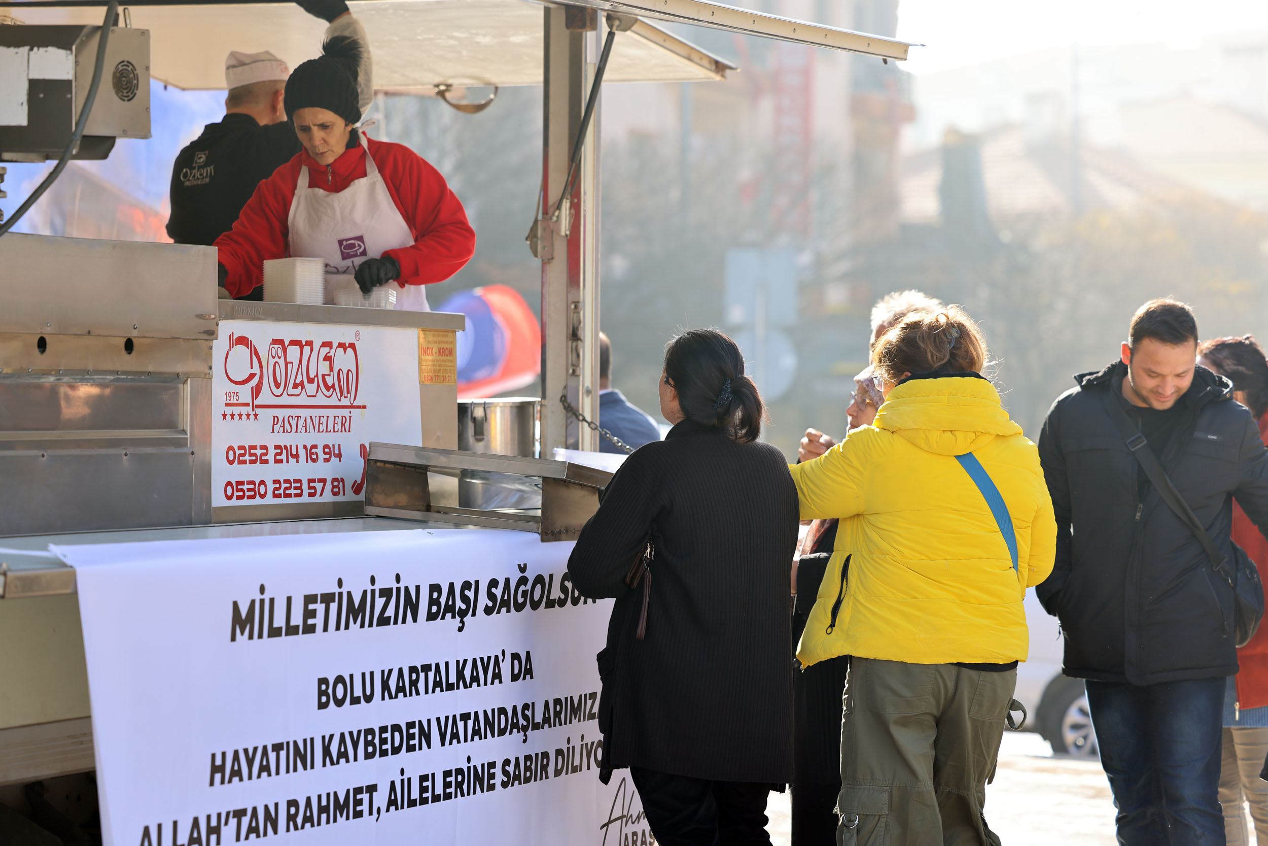 Büyükşehir Yangında Hayatını Kaybedenler İçin Lokma Dağıttı (2)