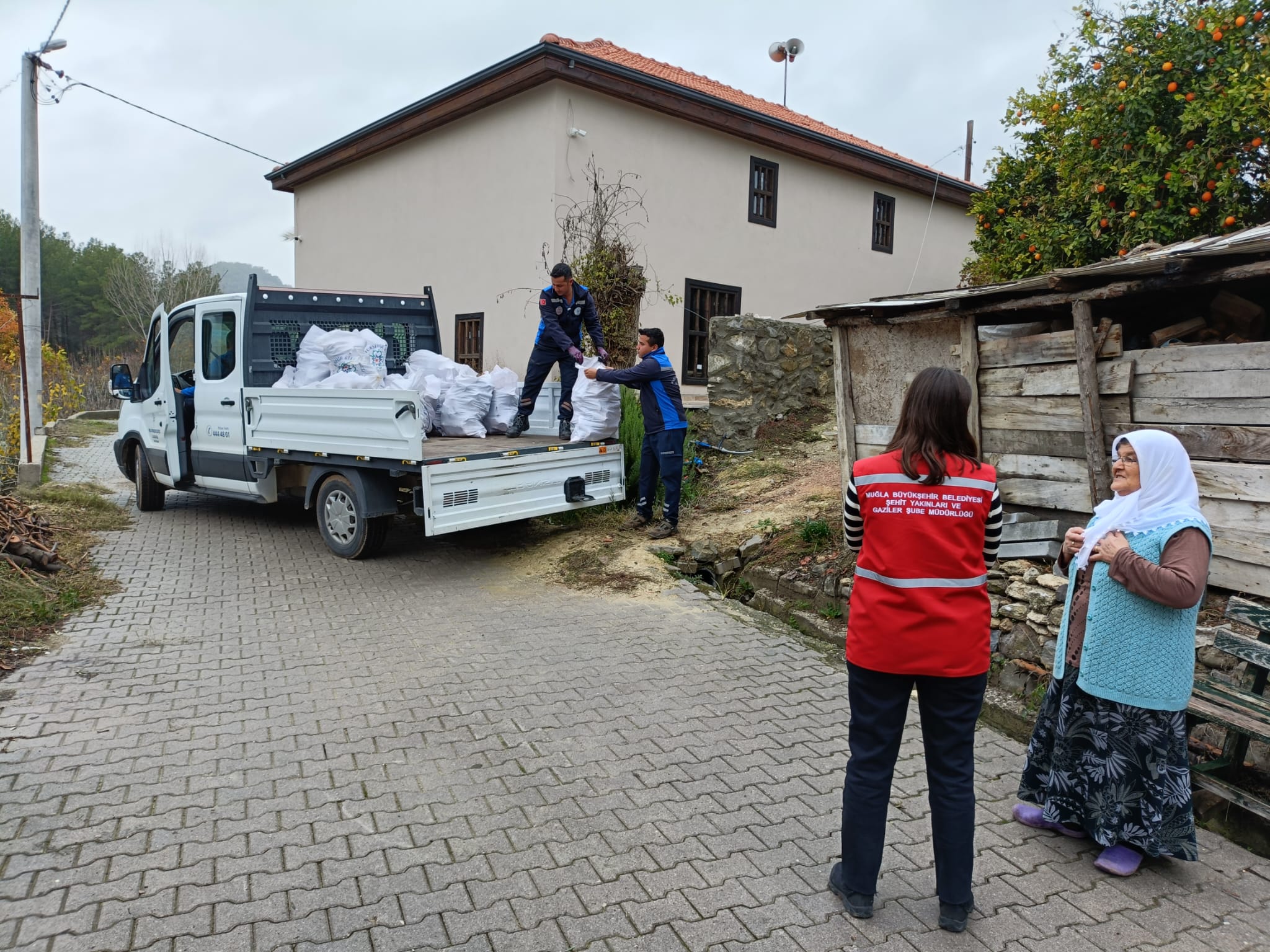 Büyükşehirden Soğuk Kış Günlerinde Yakacak Desteği (5)