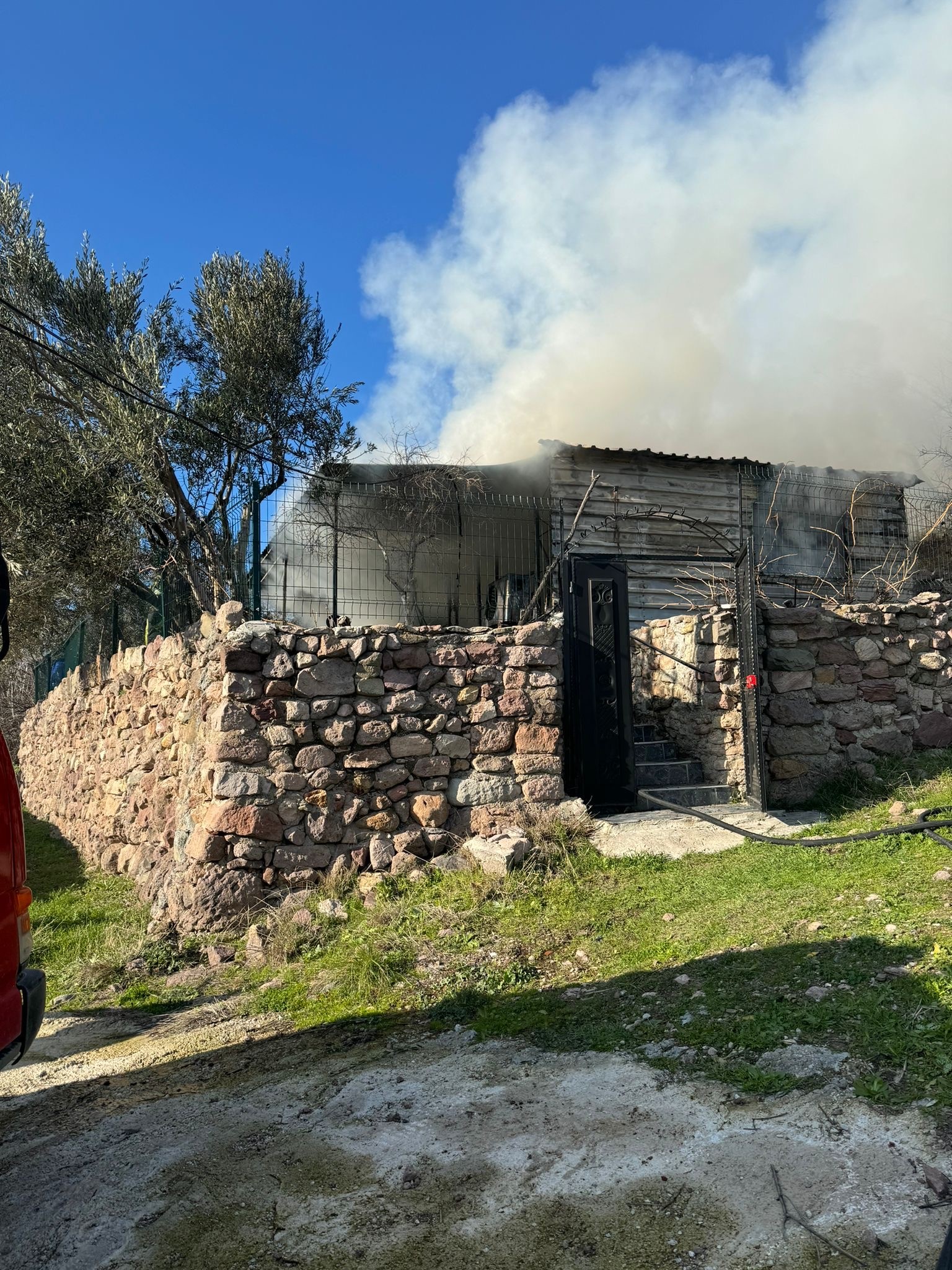 Çanakkale’de Yangın Ev Kullanılamaz Hale Geldi (2)