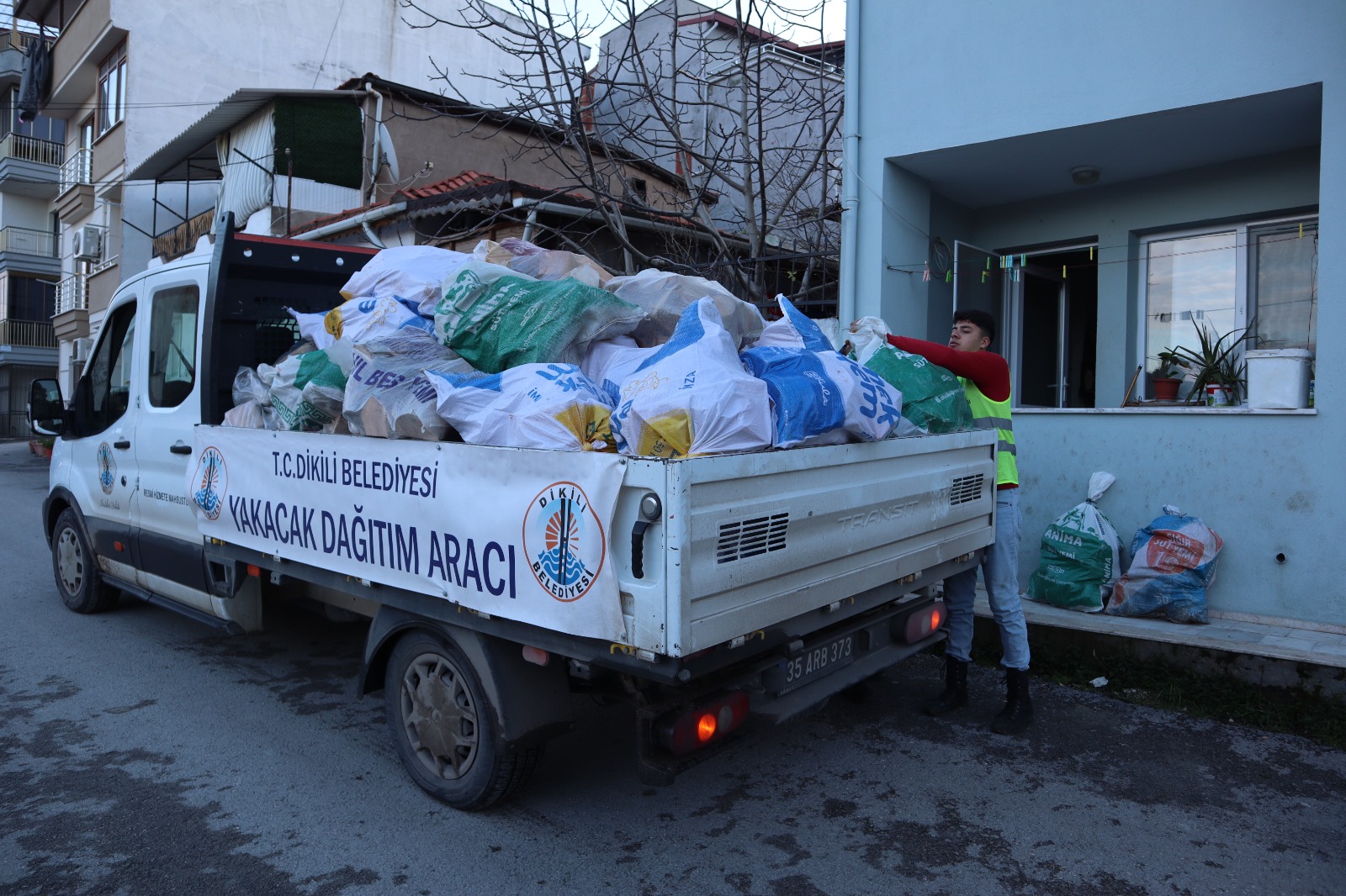 Dikili Belediyesi'nden Ihtiyaç Sahiplerine Yakacak Desteği (1)