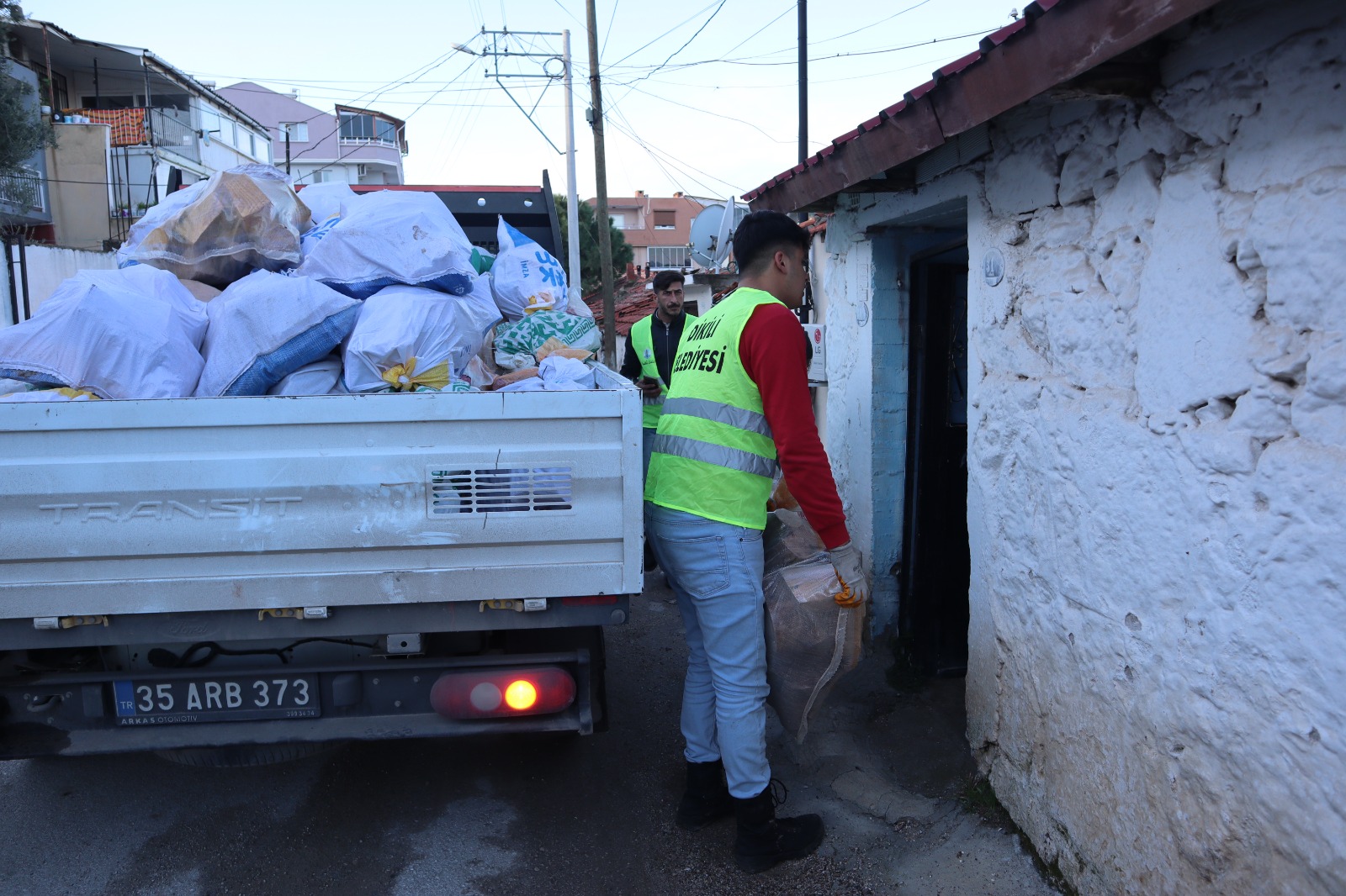 Dikili Belediyesi'nden Ihtiyaç Sahiplerine Yakacak Desteği (2)