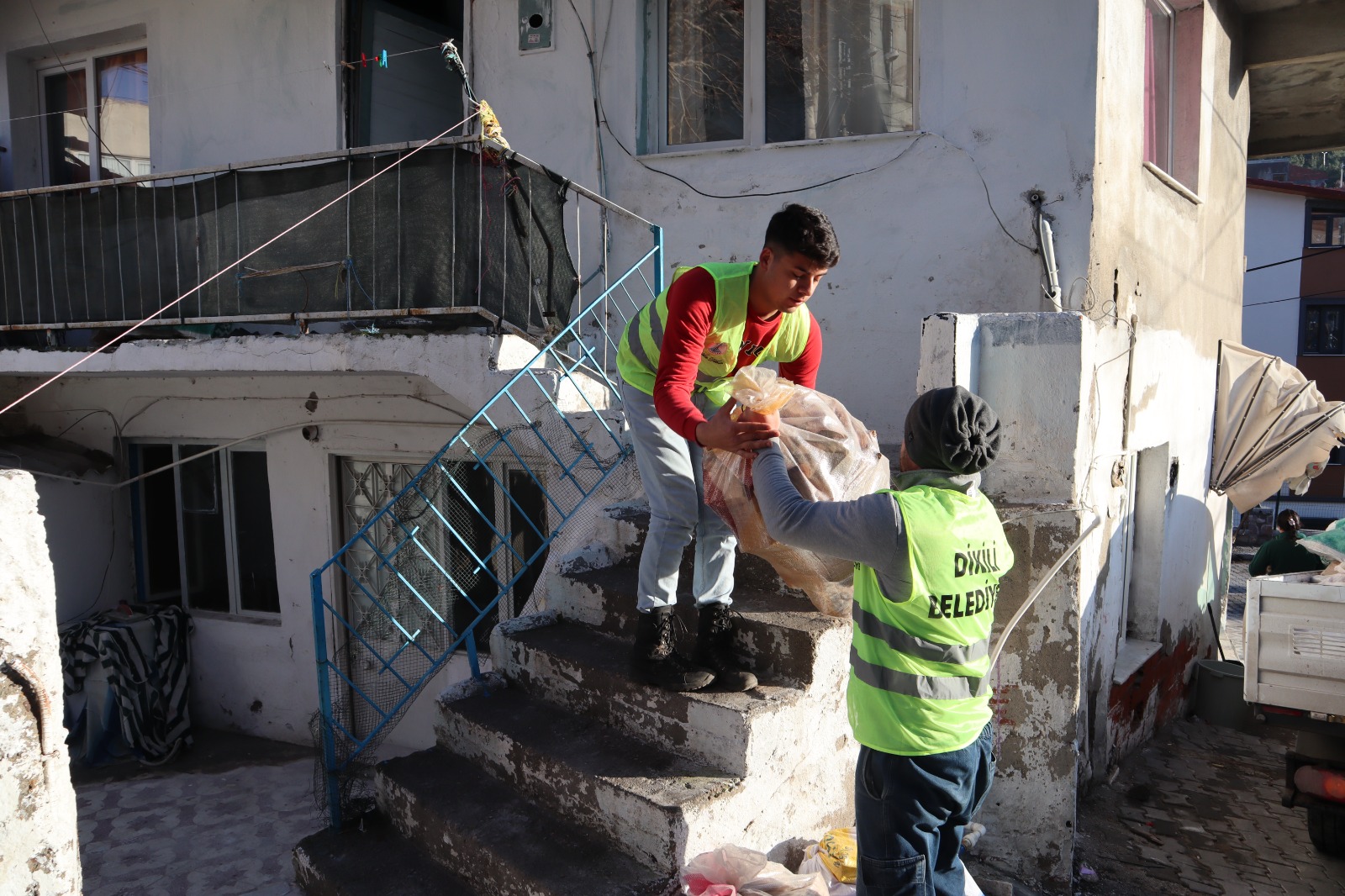 Dikili Belediyesi'nden Ihtiyaç Sahiplerine Yakacak Desteği (5)