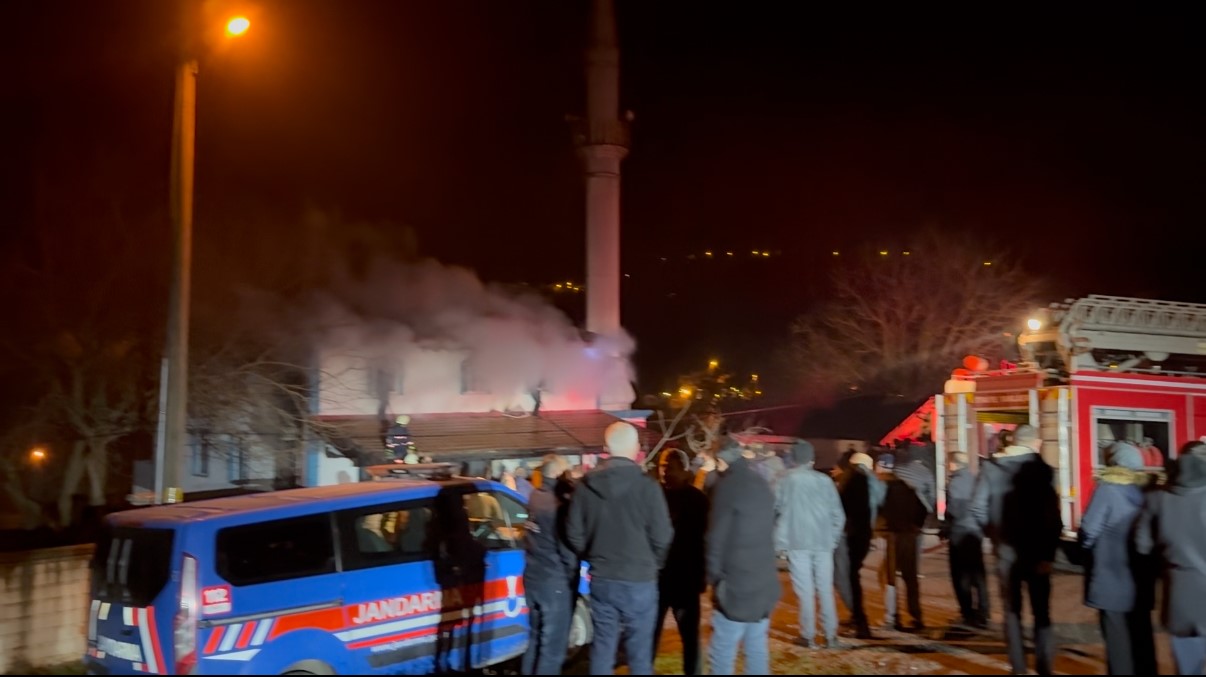 Düzce'de Camide Yangın Çıktı Faciadan Dönüldü (2)