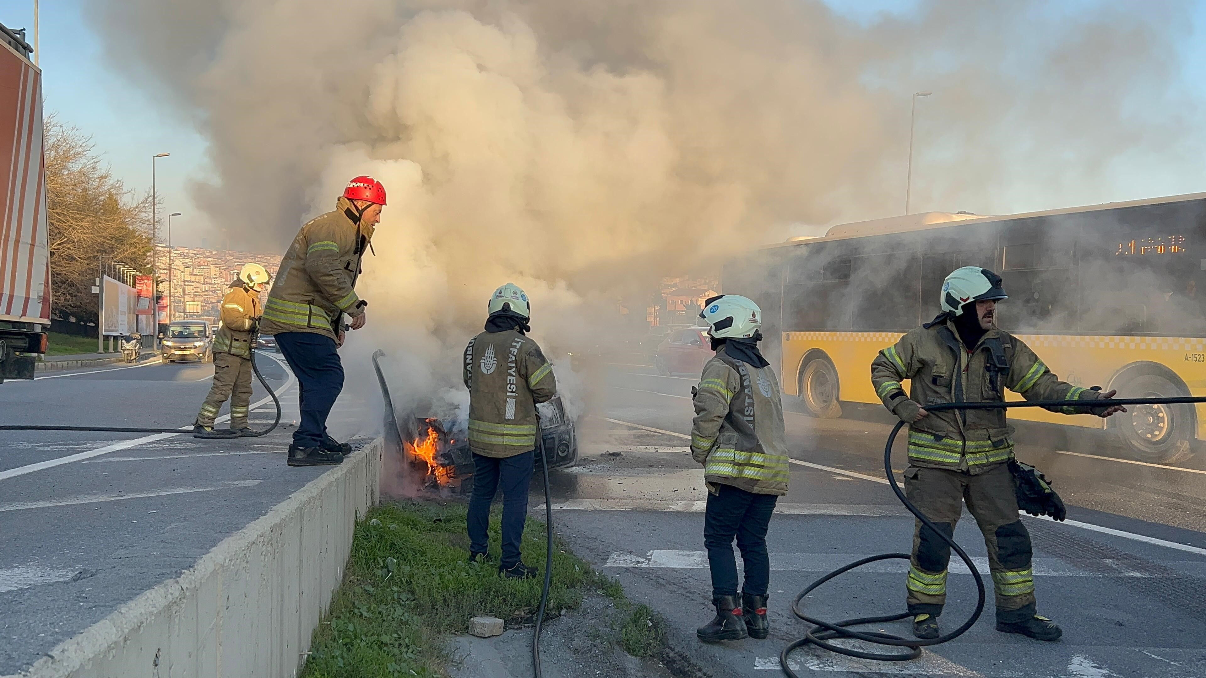 E 5’Te Araçta Yangın Çıktı, Sürücü Kalorifer Motorunu Suçladı (2)