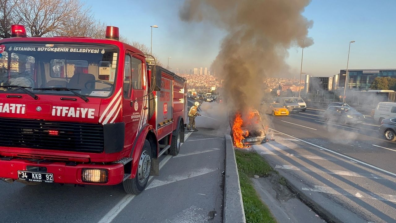 E 5’Te Araçta Yangın Çıktı, Sürücü Kalorifer Motorunu Suçladı (3)