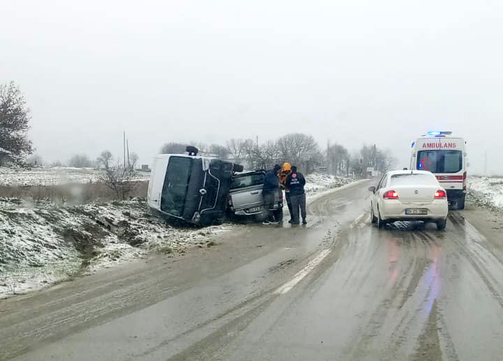 Edirne'de Kar Ve Buzlanma Kazaya Sebep Oldu 1 Yaralı (1)