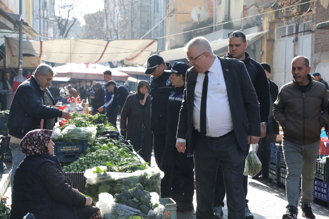 Edremit Belediye Başkanı Ertaş Halk Pazarı Esnafını Ziyaret Etti (2)