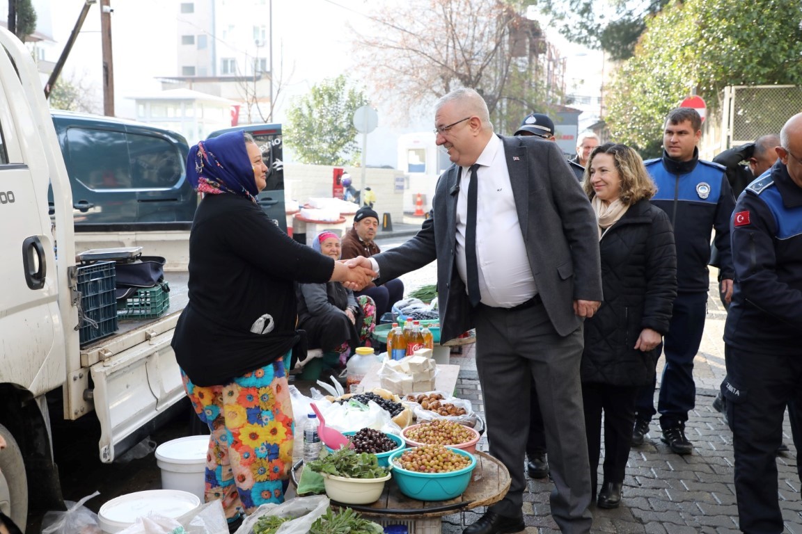 Edremit Belediye Başkanı Ertaş Halk Pazarı Esnafını Ziyaret Etti (3)