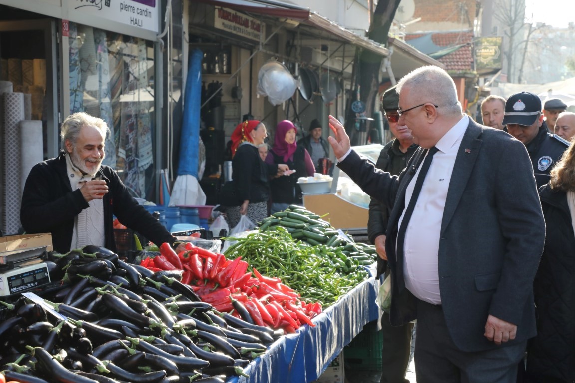 Edremit Belediye Başkanı Ertaş Halk Pazarı Esnafını Ziyaret Etti (4)