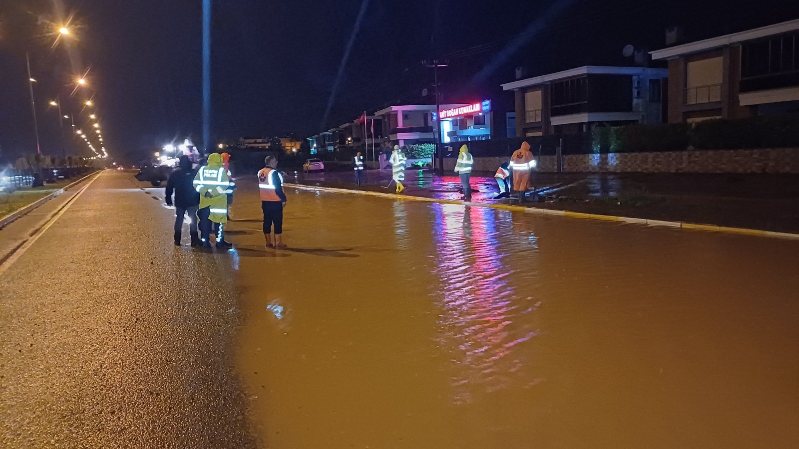 Edremit Çanakkale Yolu Kontrollü Olarak Trafiğe Açıldı! (3)