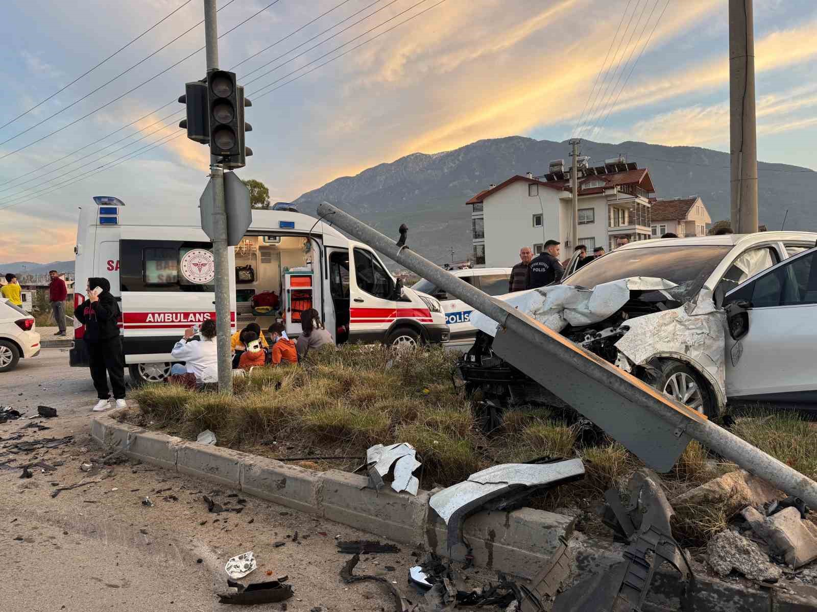 Fethiye’de Iki Araç Kafa Kafaya Çarpıştı!