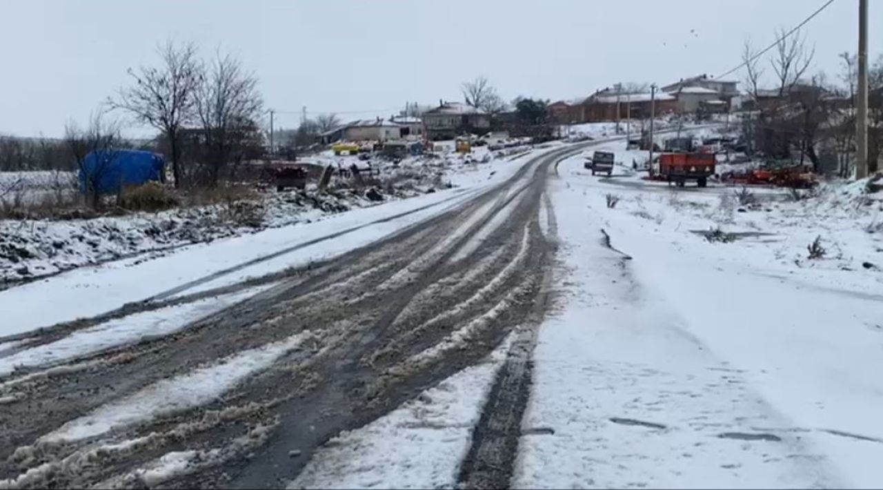 İstanbul Yolunda Yoğun Kar Yağışı Trafiği Felç Etti (1)