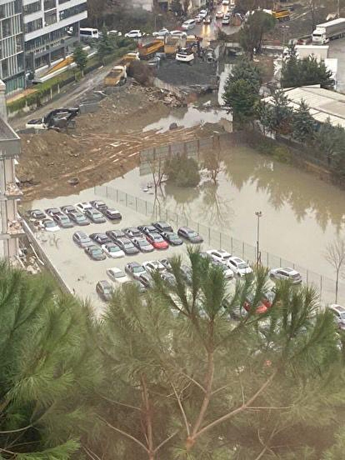 İstanbul'da Otoparkı Su Bastı Sıfır Araçlar Suya Gömüldü!