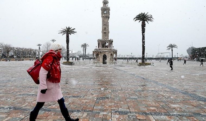 Izmir Saat Kulesi Kar