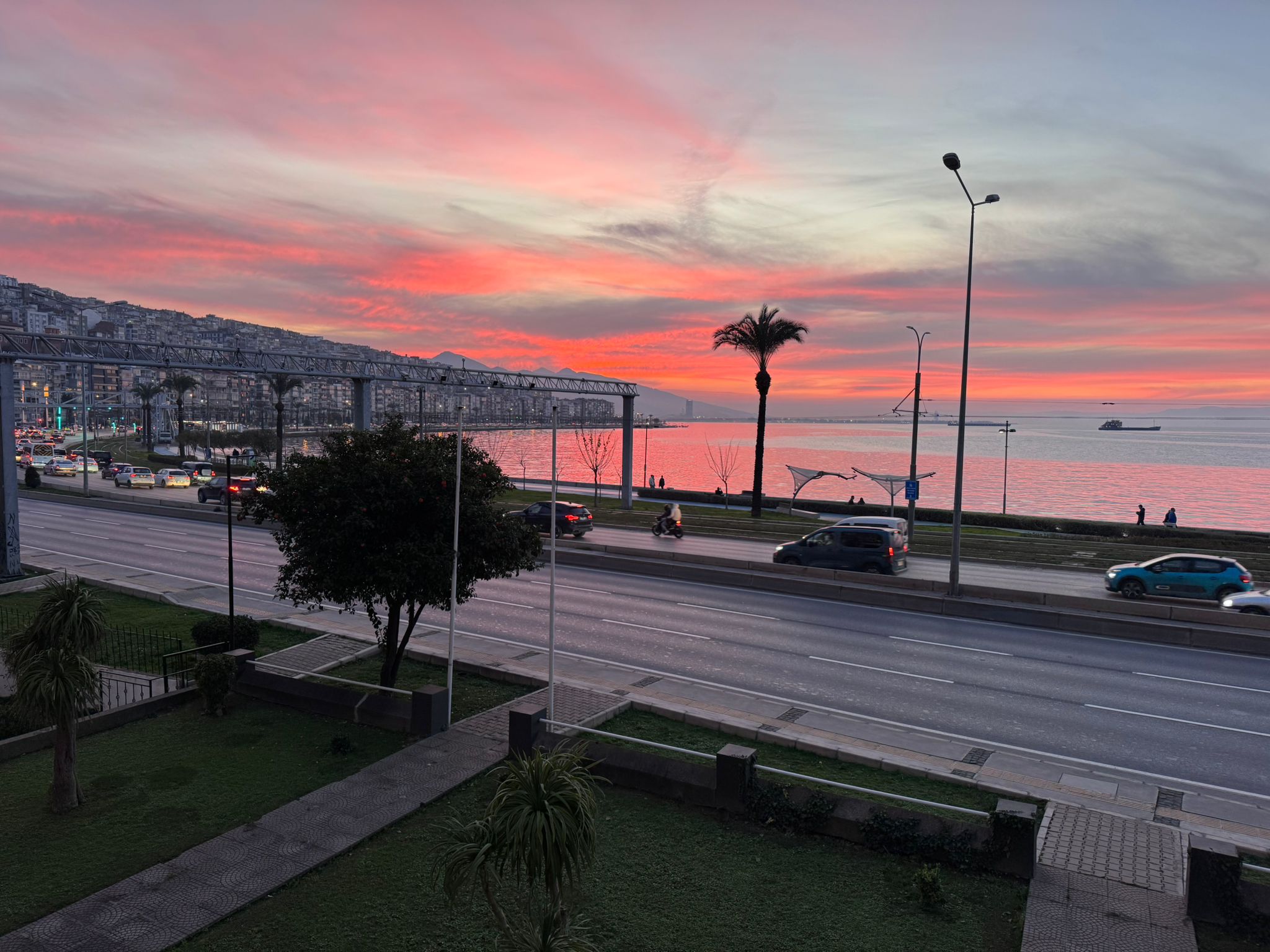 İzmir’de Kızıl Gökyüzü Görenleri Büyüledi2