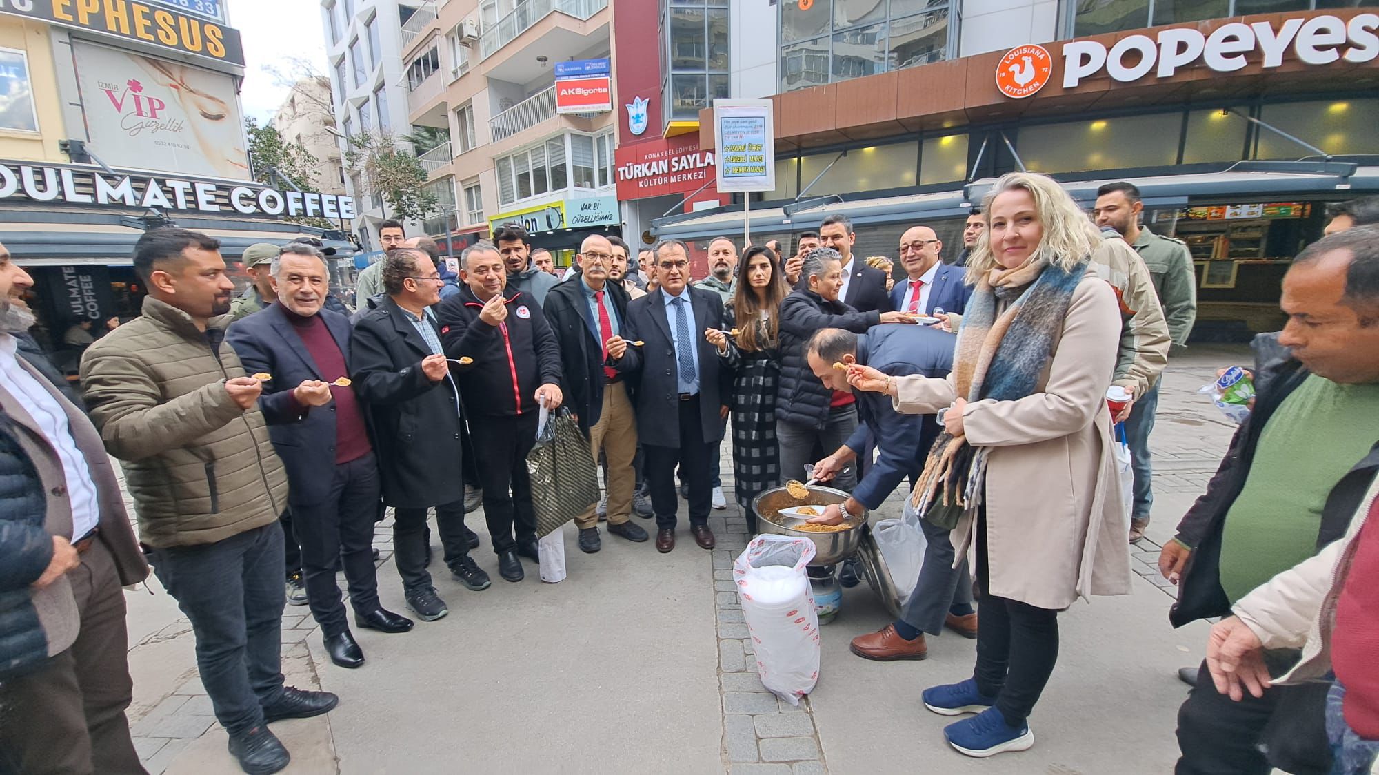 İzmir'de Memurlar Yapılan Zamlar Için Helva Kardı! (1)