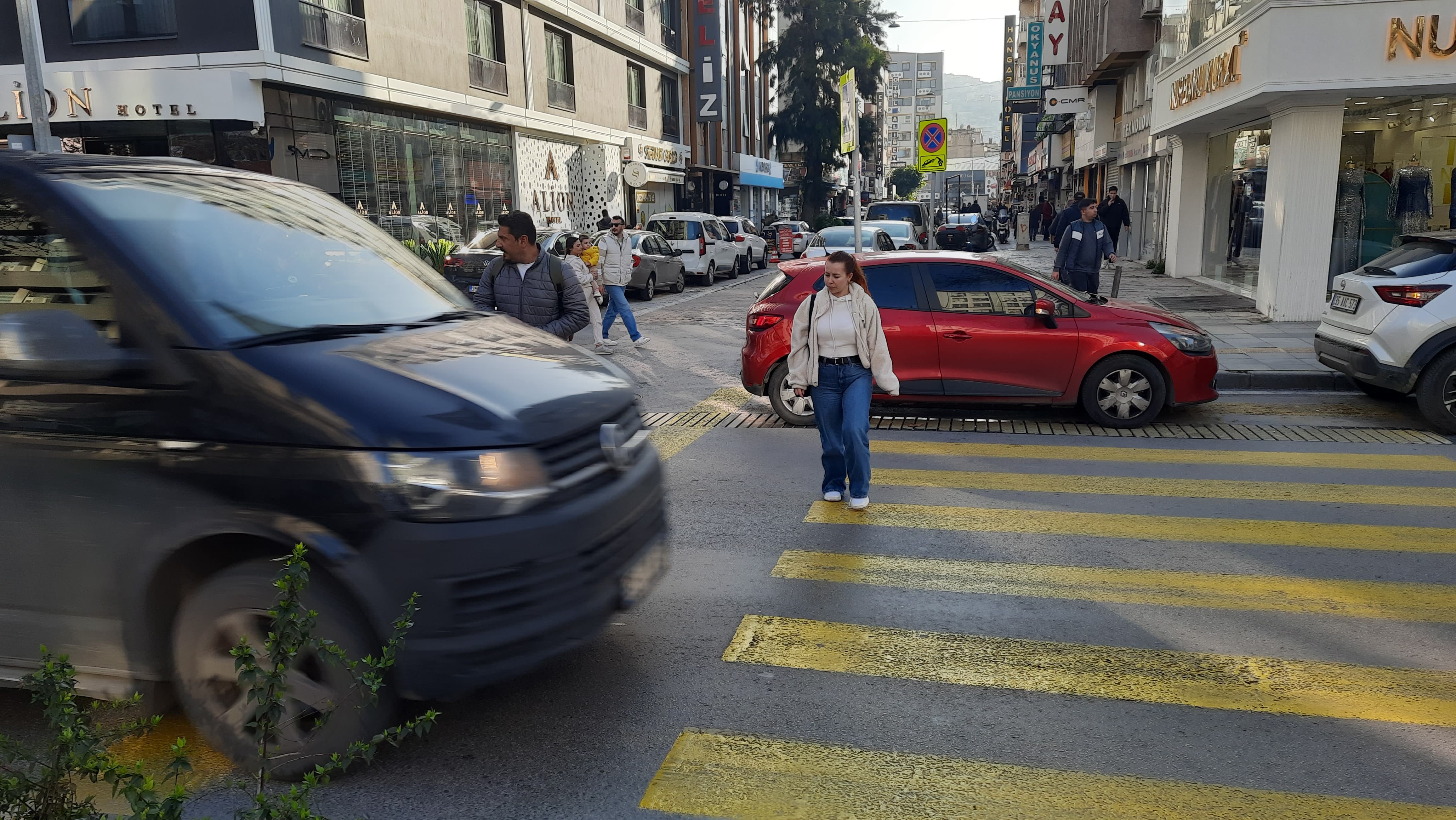 İzmir’de Yayalara Yol Vermeyen Sürücülere Ceza (1)