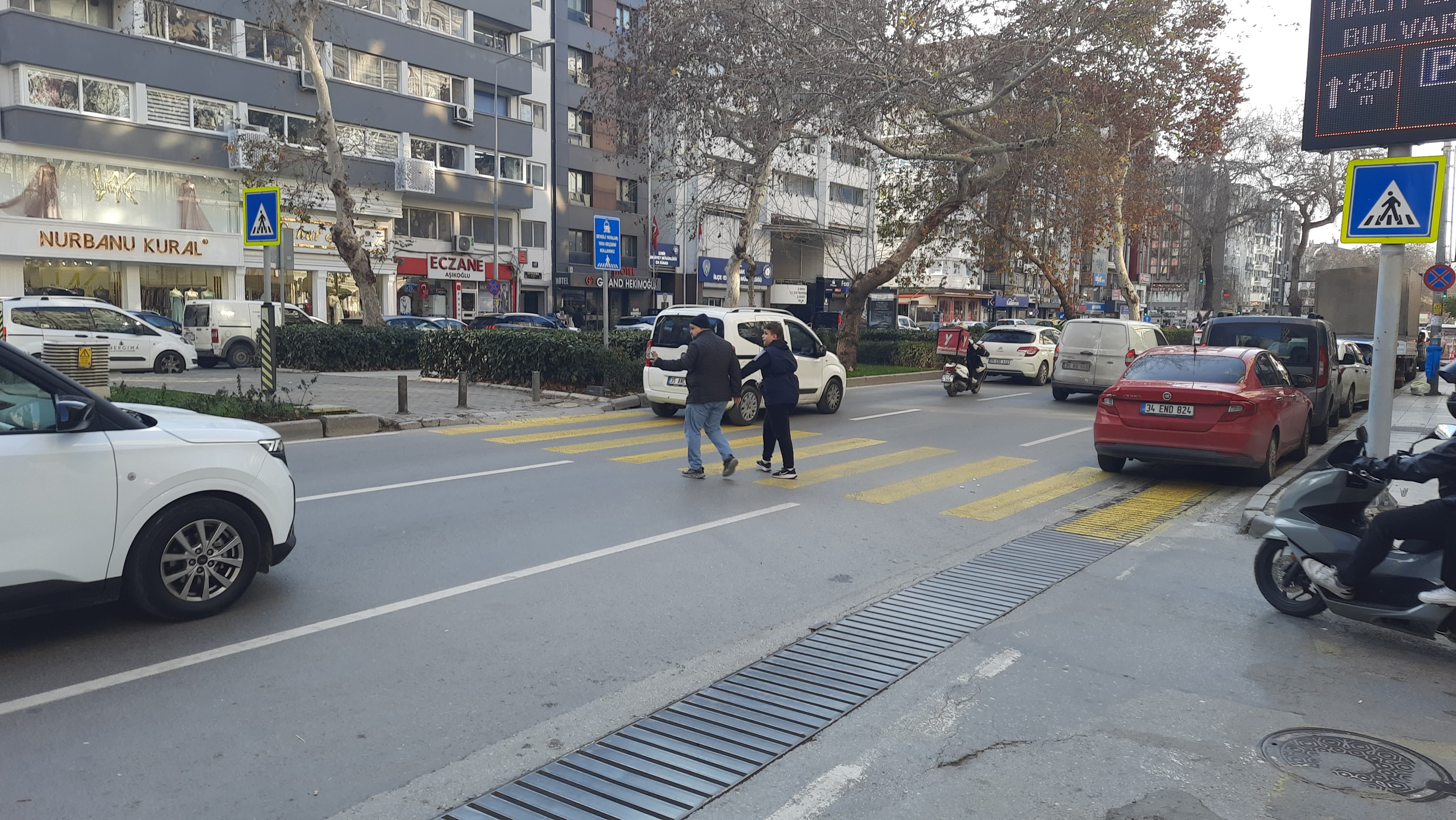 İzmir’de Yayalara Yol Vermeyen Sürücülere Ceza (5)