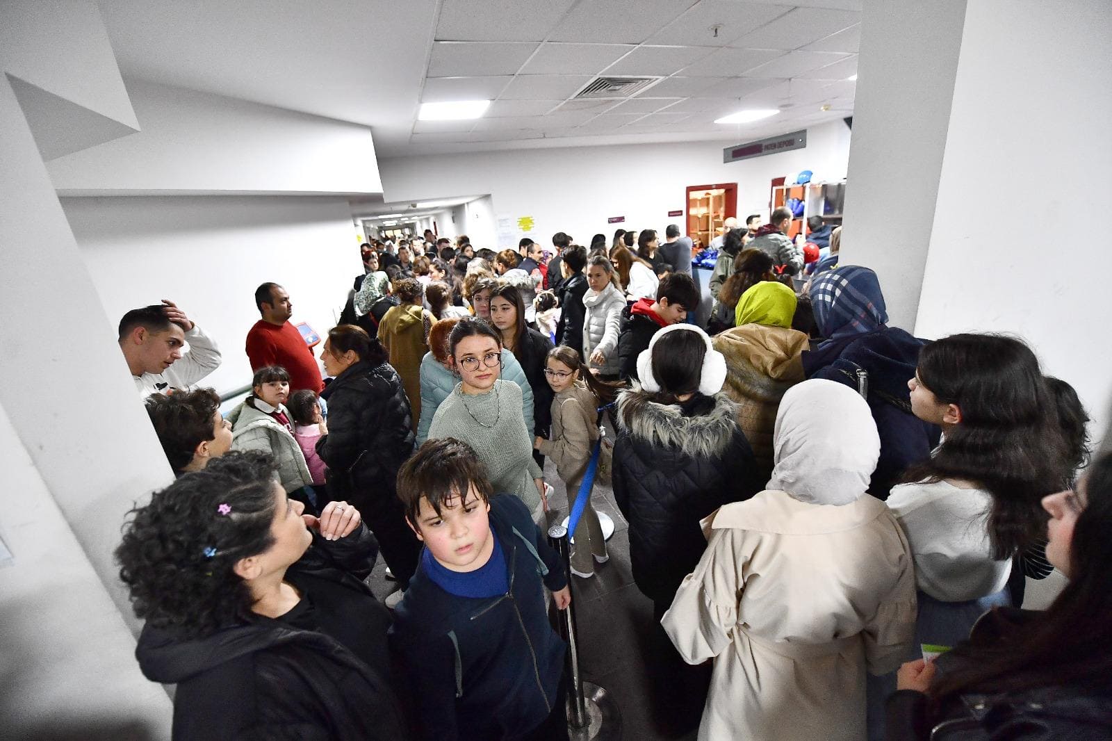 İzmir'in Buz Pisti Yarıyıl Tatilinde Öğrencilerle Dolduruldu! (4)