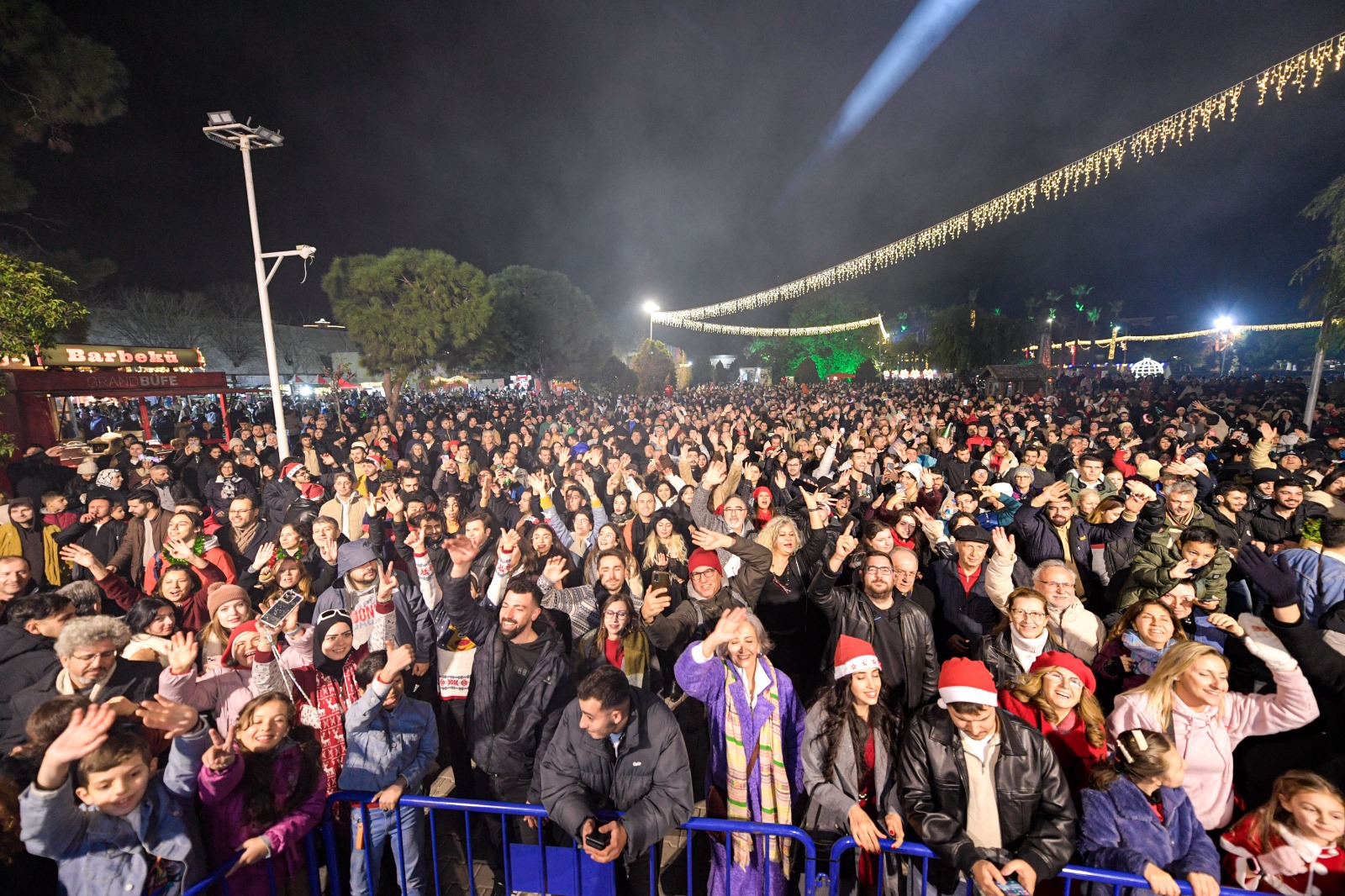 İzmirliler, 2025'I İzmir Büyükşehir Belediyesi’nin Düzenlediği Yeni Yıl Festivali’nde Büyük Bir Coşkuyla Karşıladı.