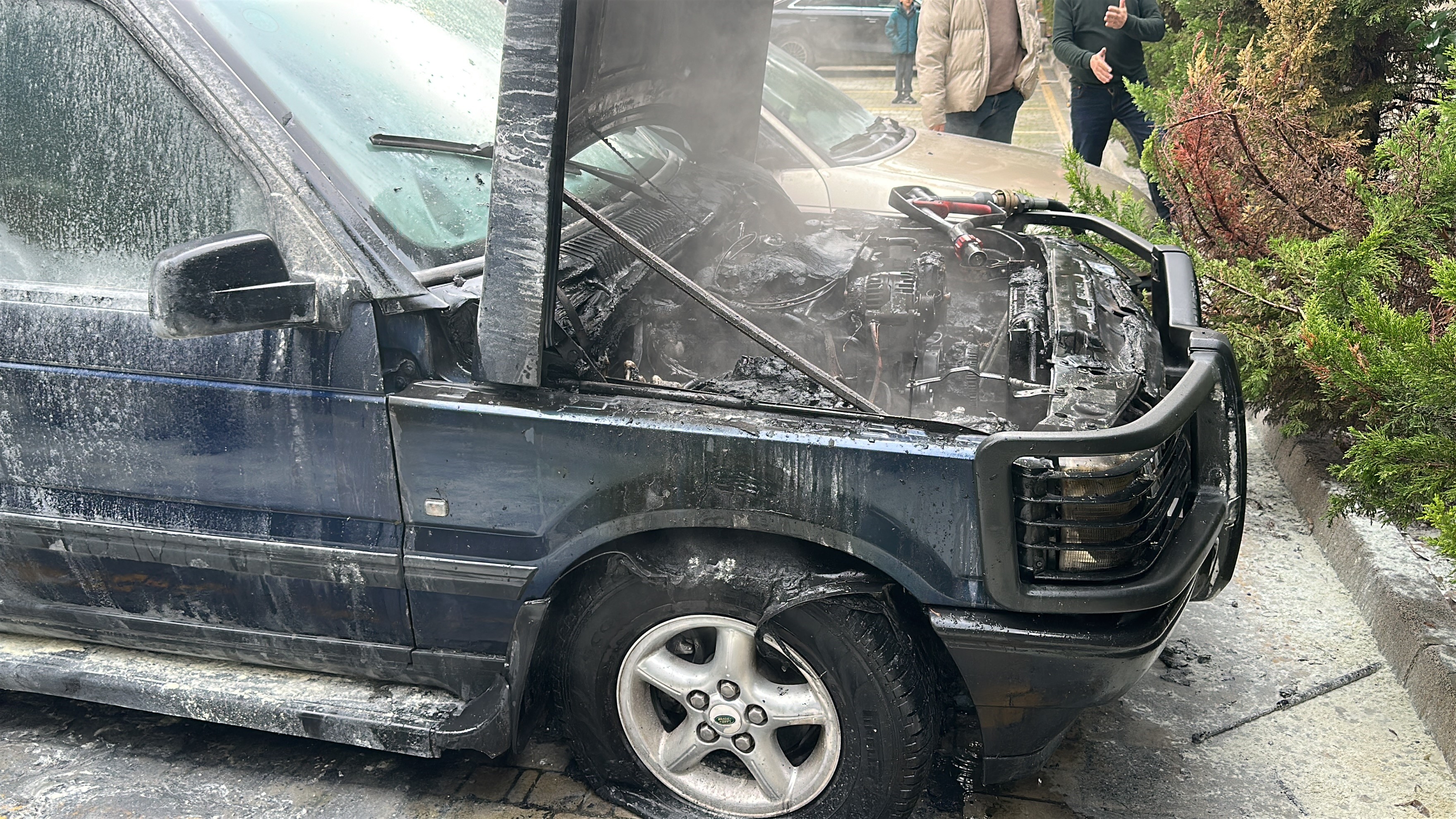 Kadıköy'de Park Halindeki Araçta Yangın Çıktı (3)