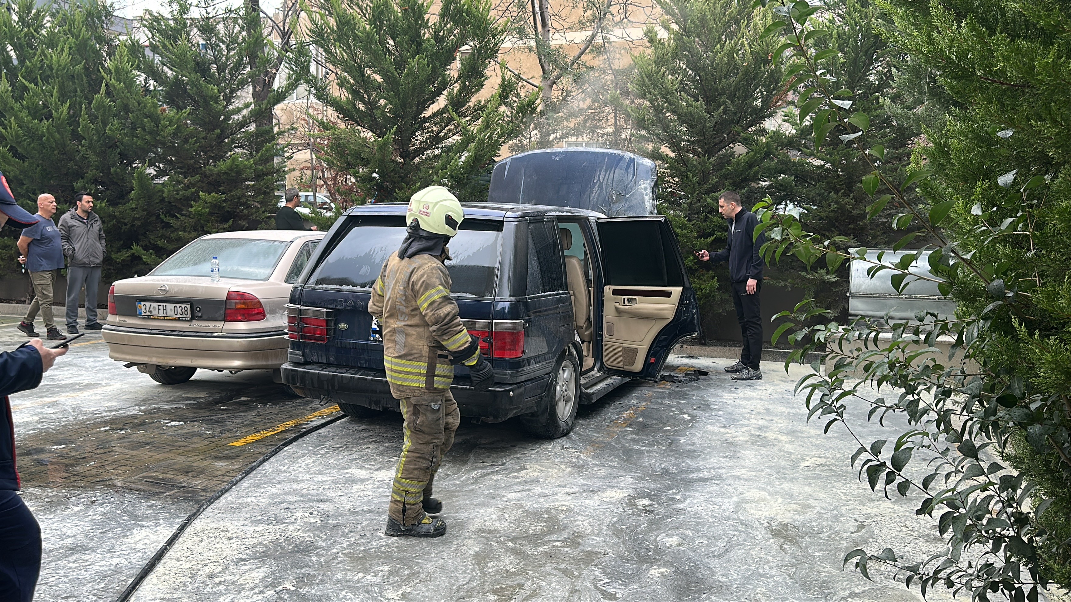 Kadıköy'de Park Halindeki Araçta Yangın Çıktı (4)