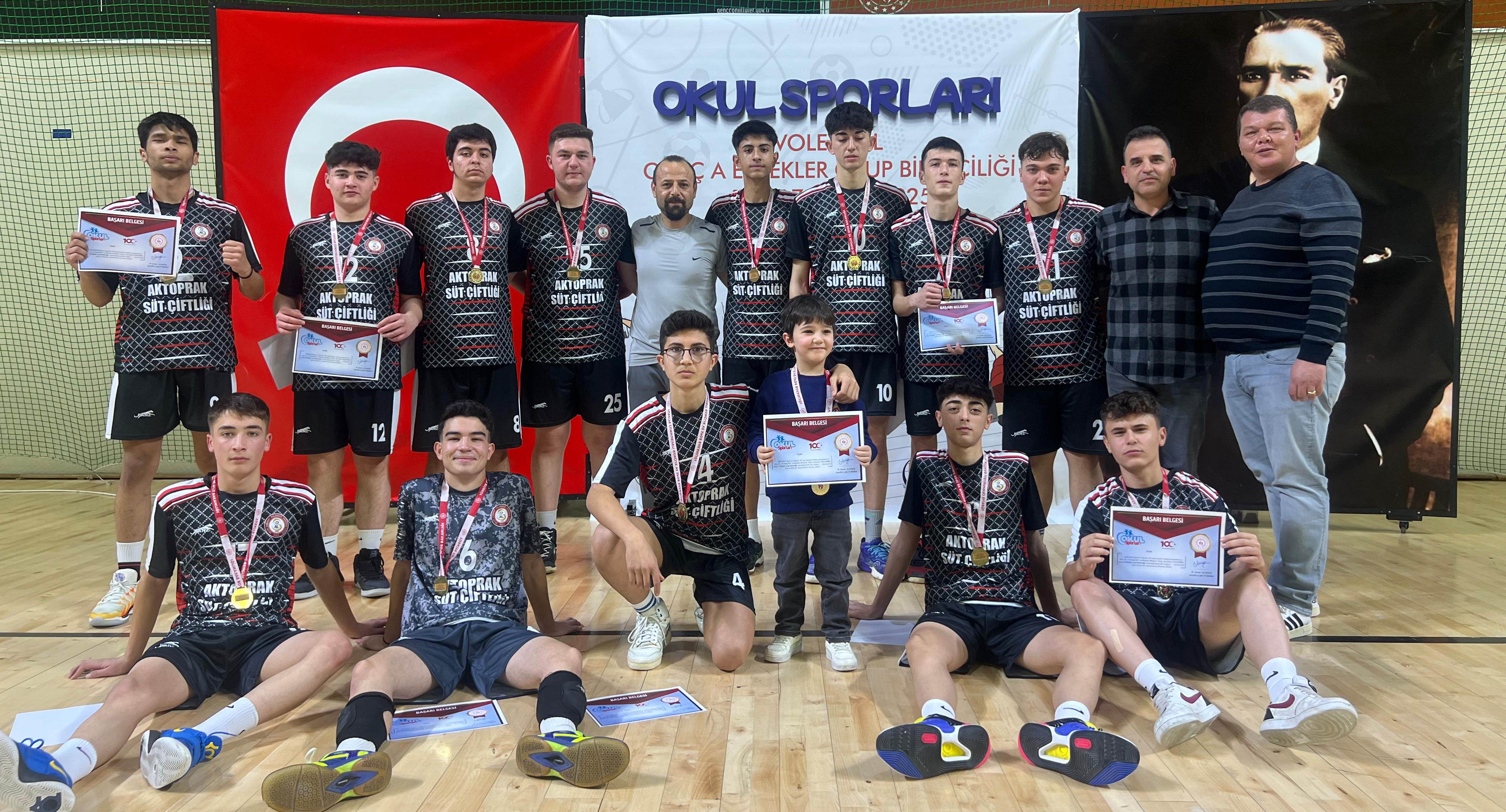 Kula Voleybol Takımı Bölge Şampiyonasında Namağlup Birinci Oldu (1)