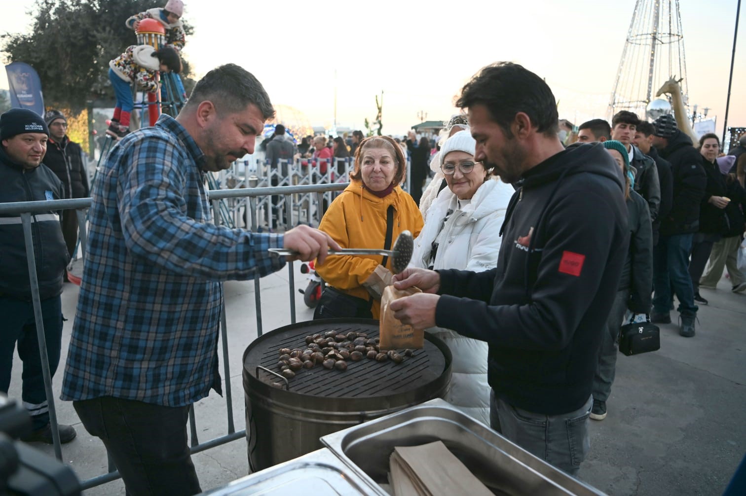 Kuşadası'nda Binlerce Kişi Sahil Bandında 2025'I Karşıladı (3)