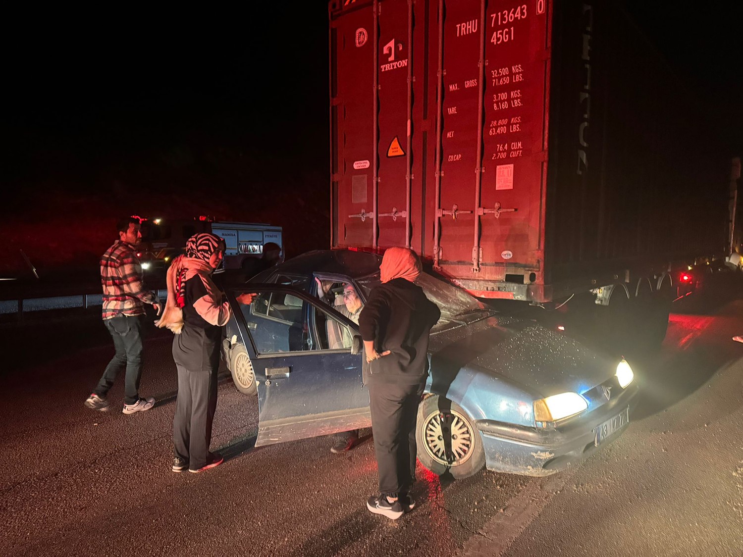 Manisa'da Tırla Çarpışan Otomobilde 2 Ağır Yaralı (1)