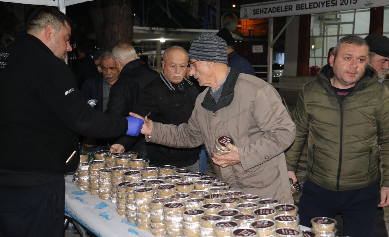 Manisalılara Irmik Helvası Ikramı