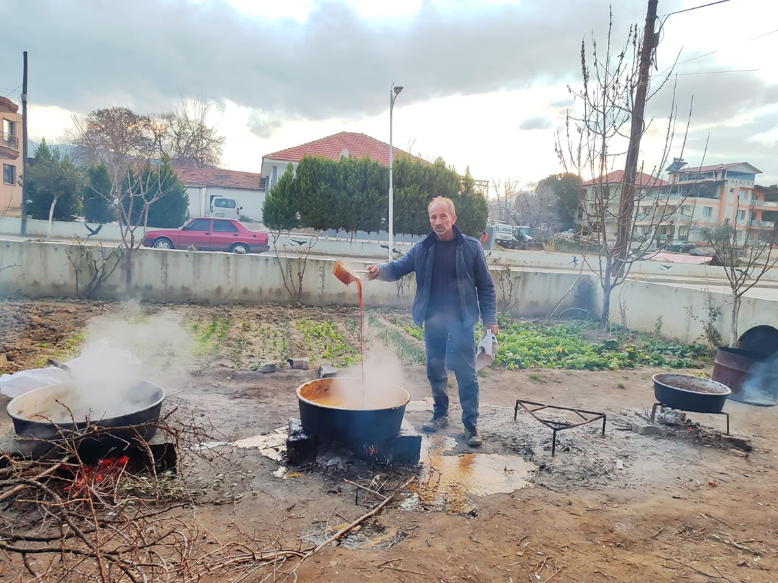 Manisa'nın Üzüm Üreticisi Musa Topdemir, Üzümleriyle Taze Pekmez Üretiyor (3)