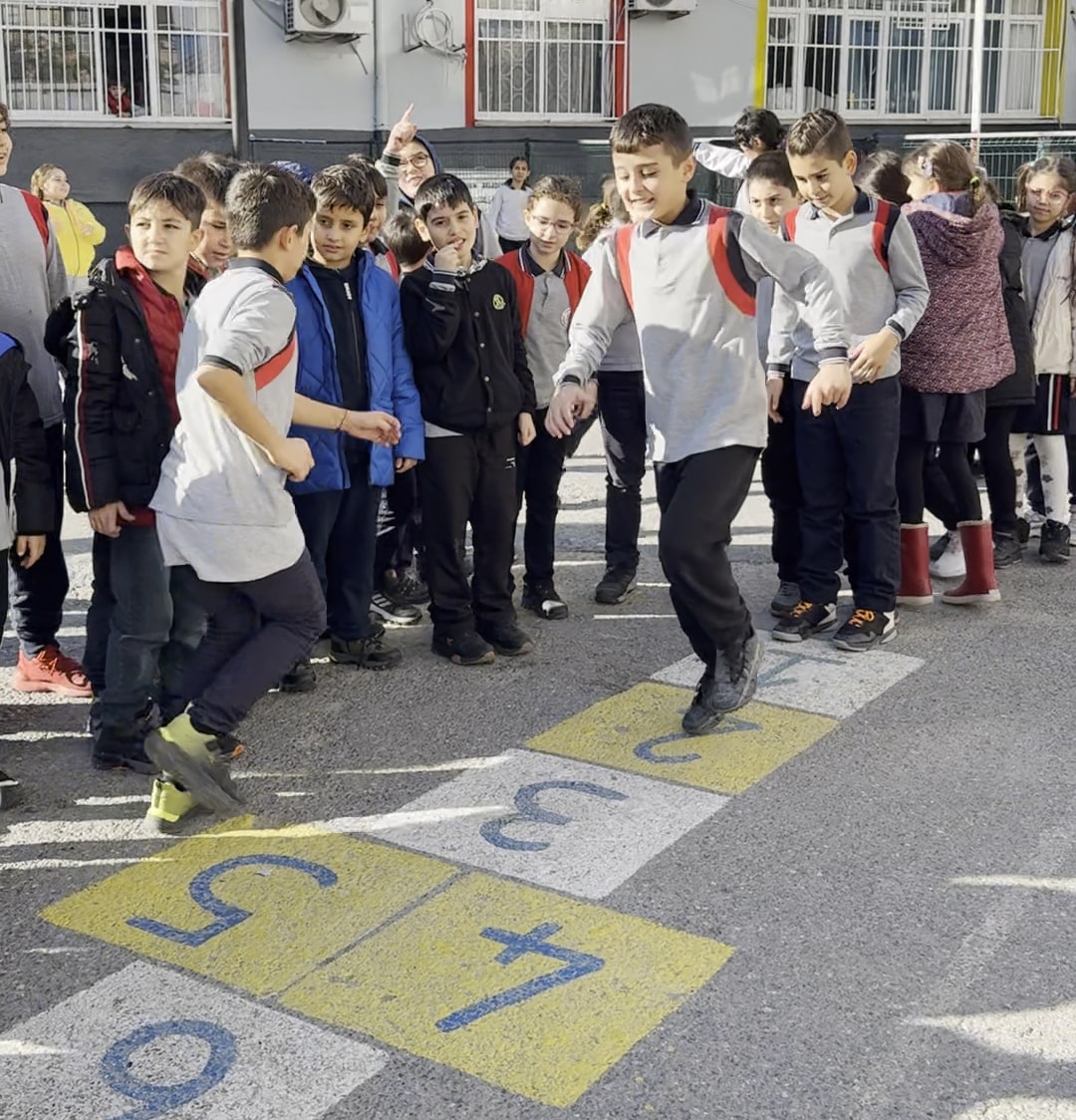 Menemen’de Geleneksel Oyun Alanları Yeniden Canlanıyor (2)