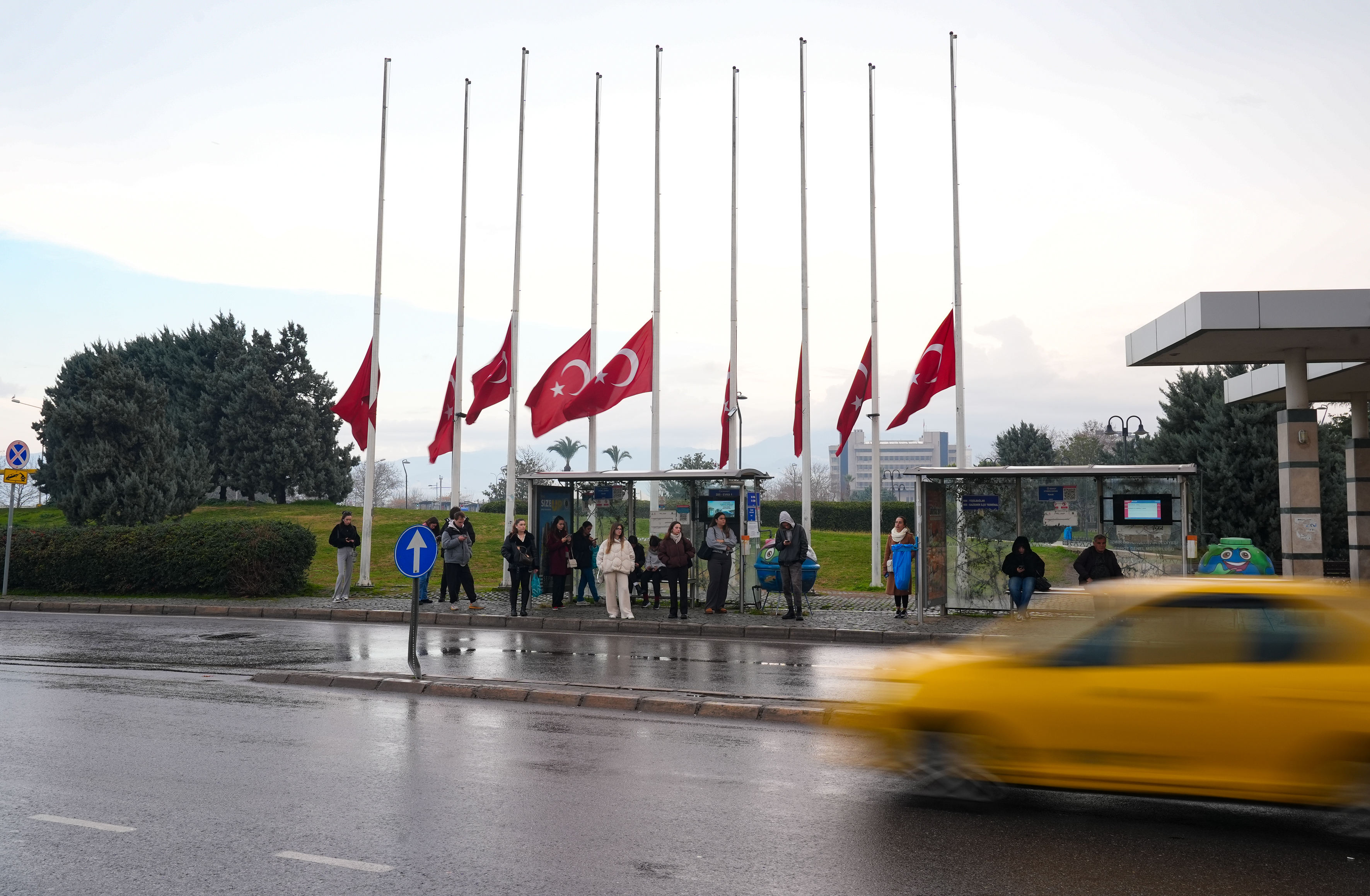 Milli Yas Ilanı Dolasıyla İzmir'de Bayraklar Yarıya Indirildi (8)