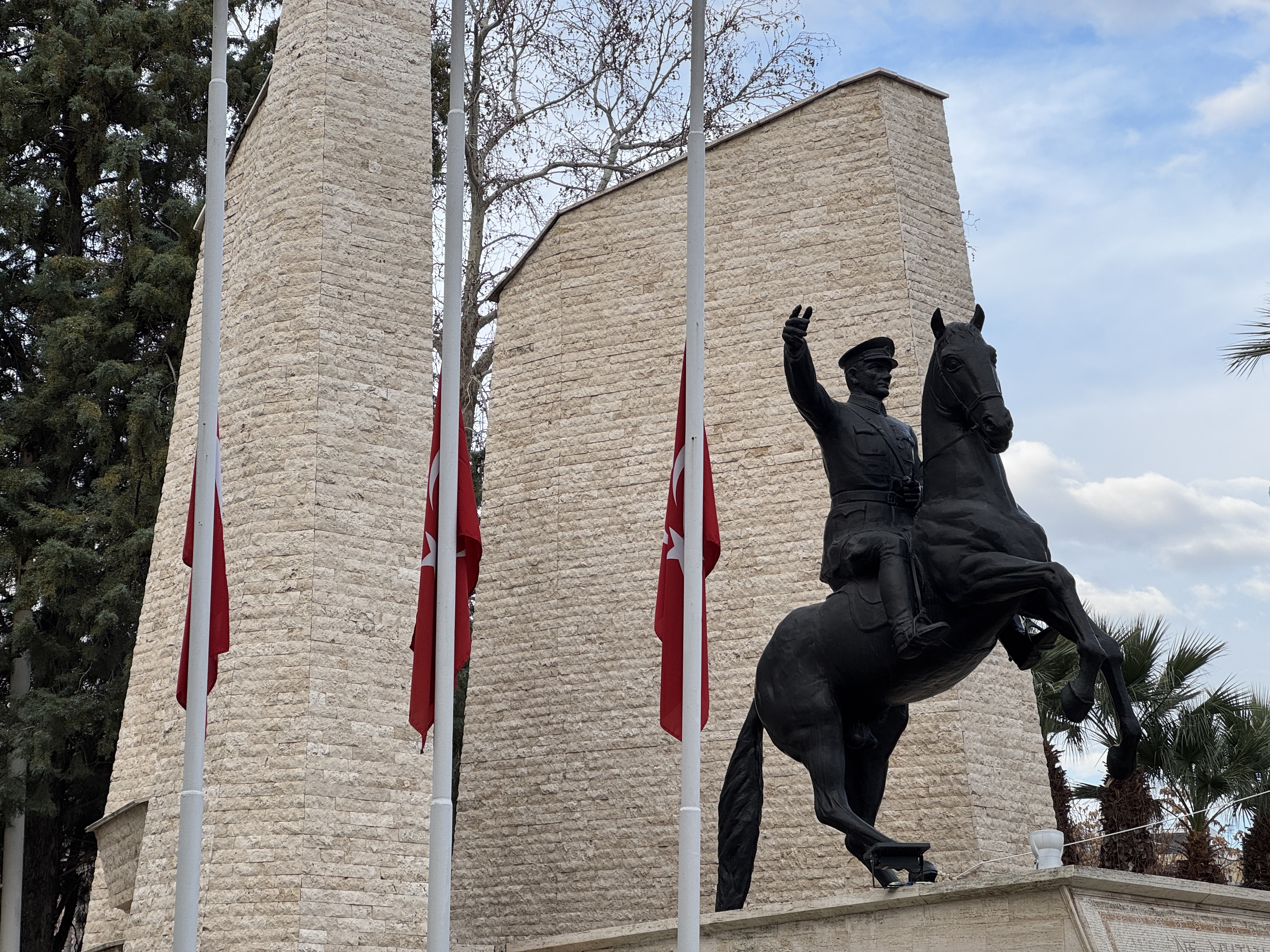 Milli Yas Ilanı Dolayısıyla Denizli’de Bayraklar Yarıya Indirildi (3)