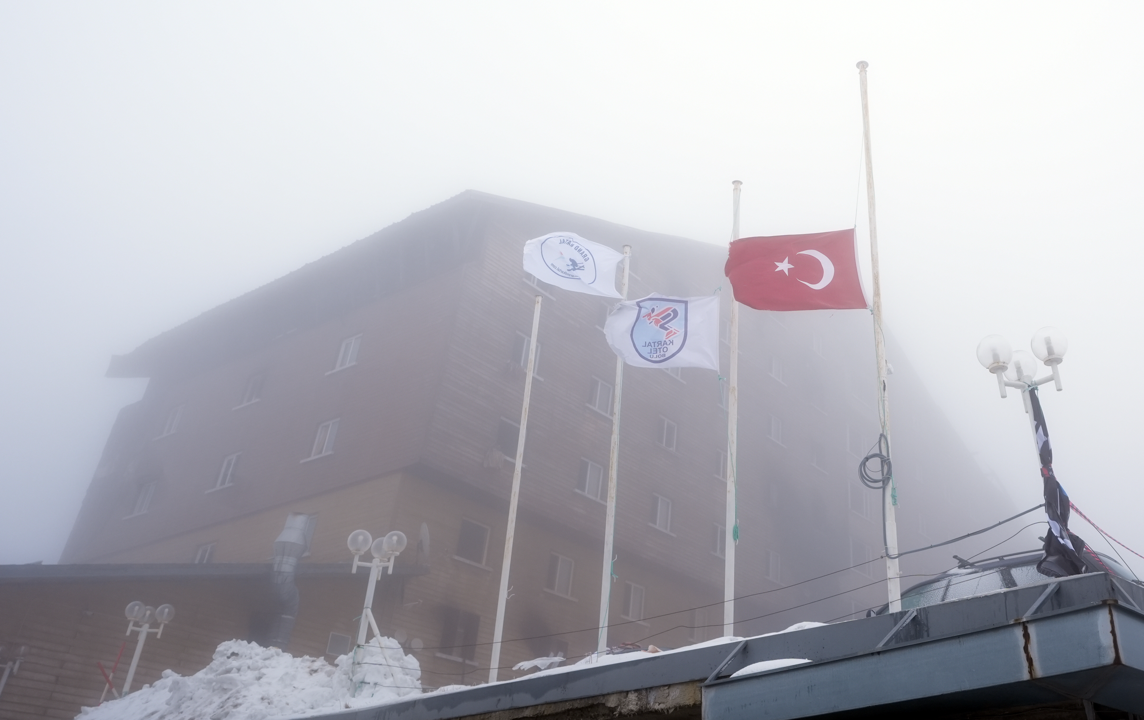 Milli Yas Sonrası Kartalkaya'daki Bayraklar Yarıya Indirildi (3)