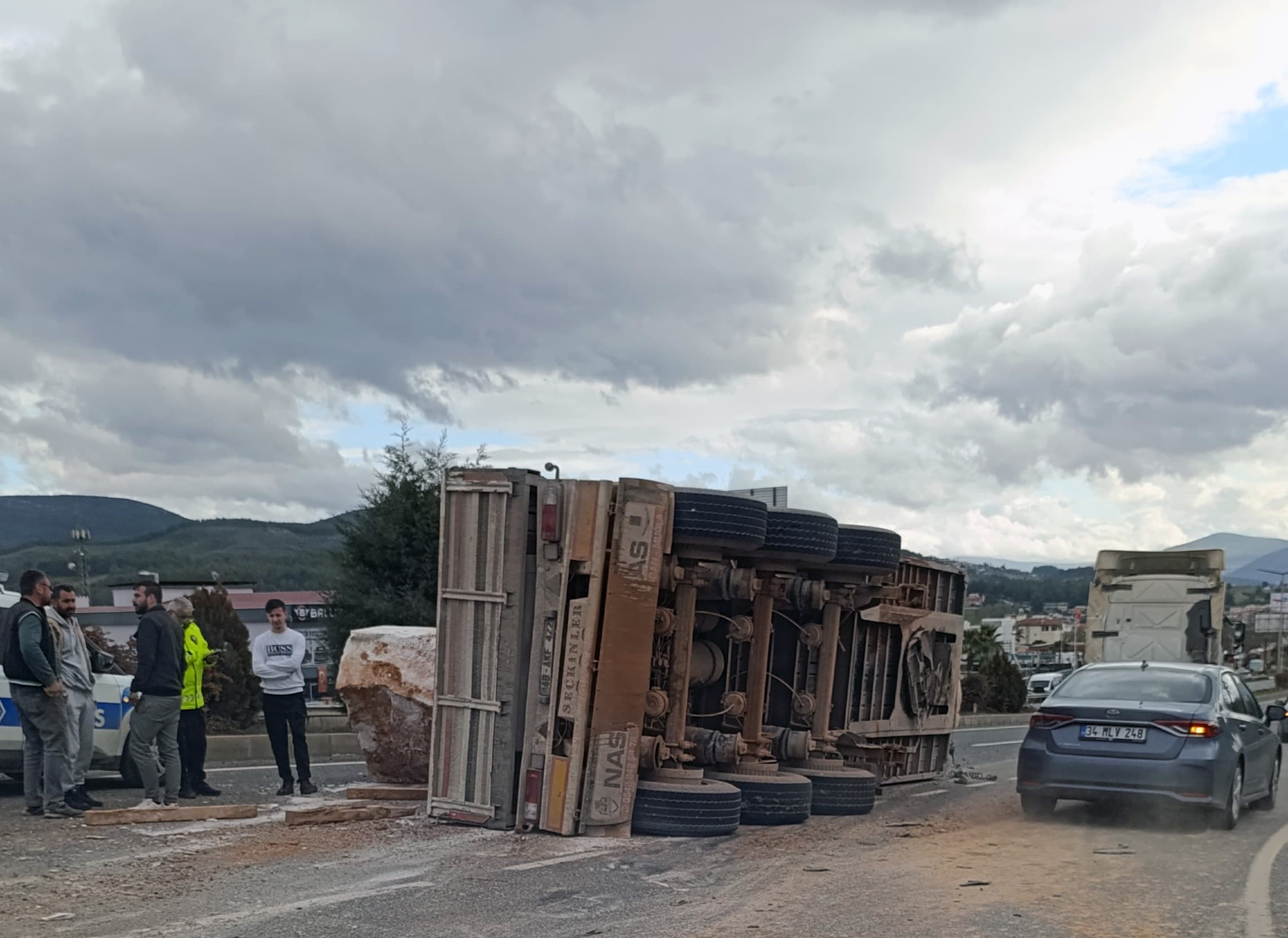 Muğla'da Tir Dorsesi Devrildi! Yol Trafiğe Kapandı2