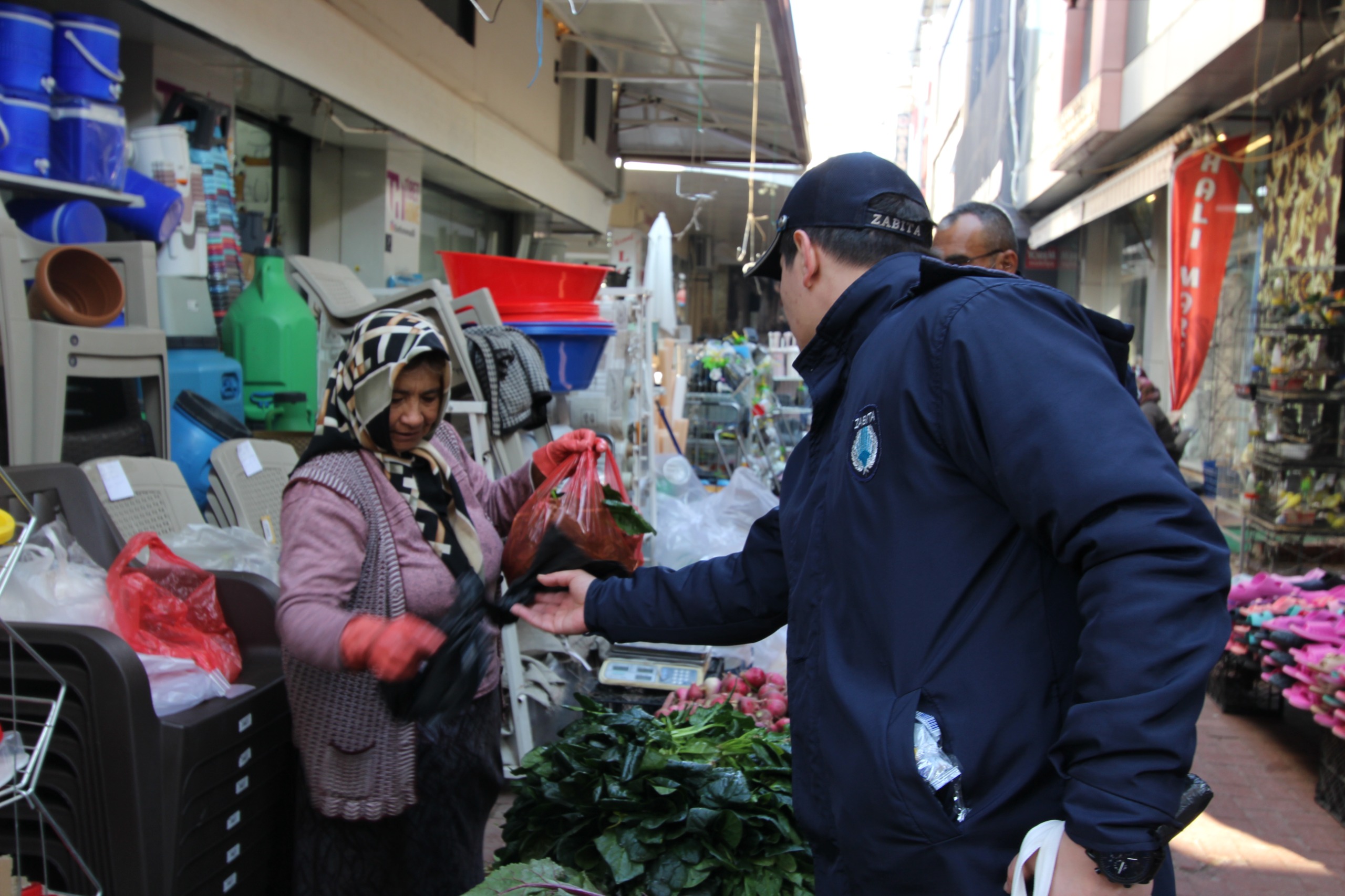 Nazilli Belediyesi Çarşı Esnafına Çöp Poşeti Dağıttı (2)