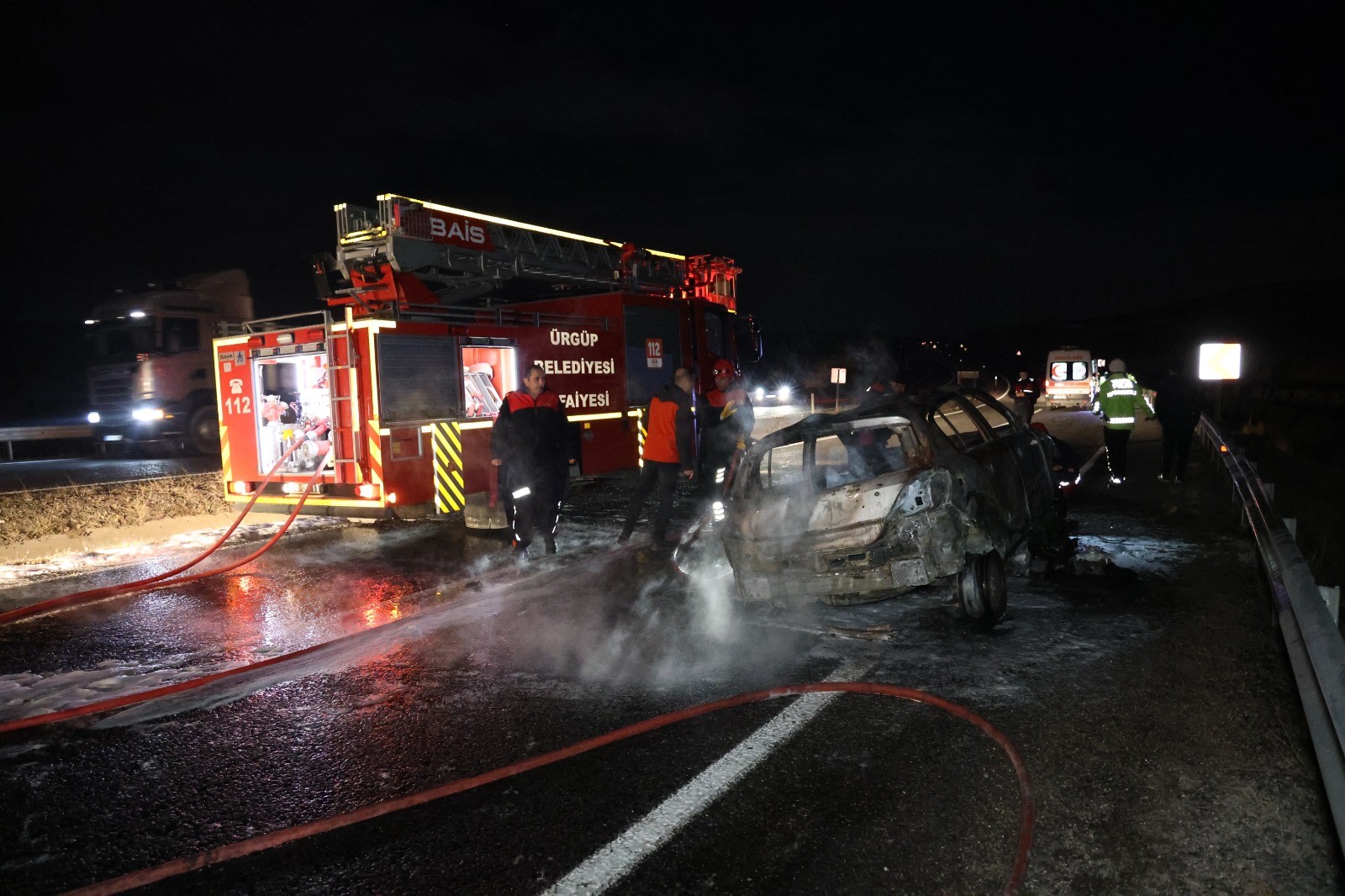 Nevşehir Kayseri Kara Yolunda Çarpışan Iki Araç Alev Almaya Başladı (2)