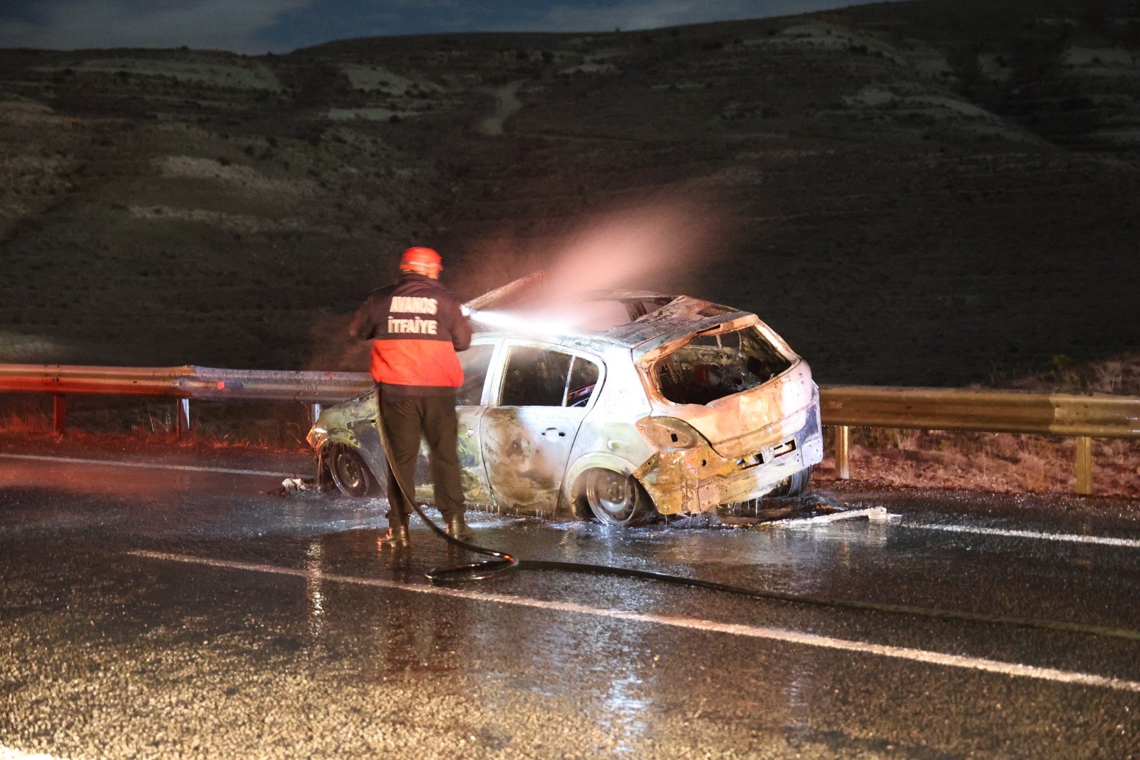 Nevşehir Kayseri Kara Yolunda Çarpışan Iki Araç Alev Almaya Başladı (3)