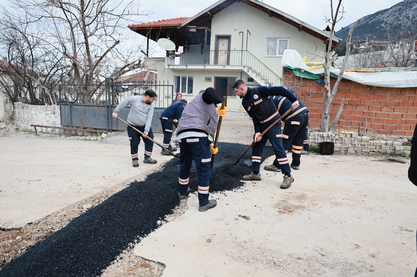 Pamukkale Belediyesi Cankurtaran Mahallesi’nde Yolları Asfaltlıyor (2)