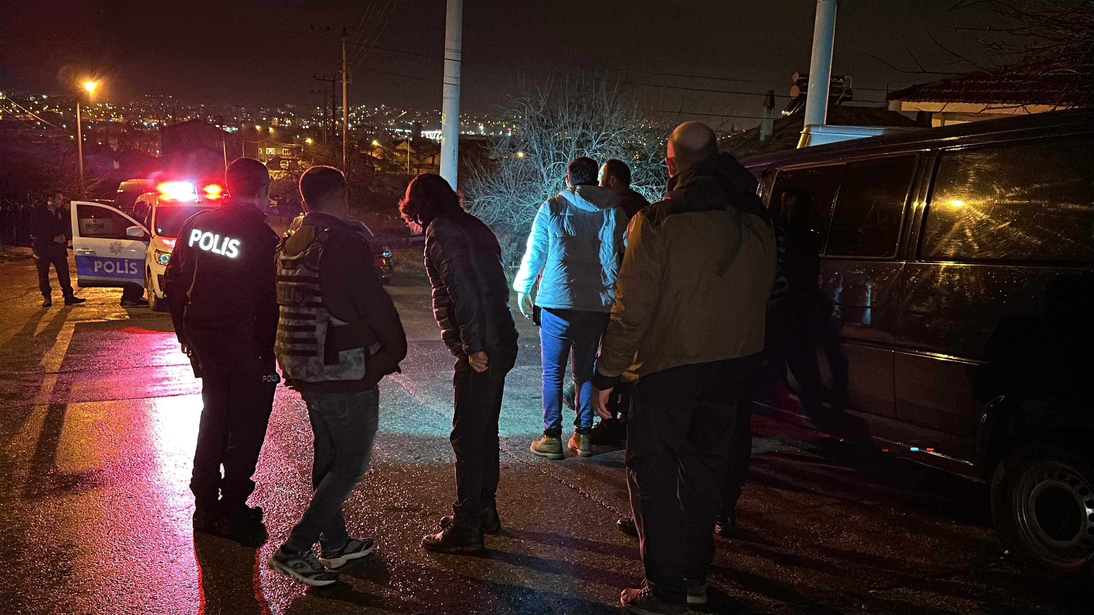 Pompalı Tüfekle Eşini Ve Kayınbiraderini Vurup Kendini Eve Kitledi (1)