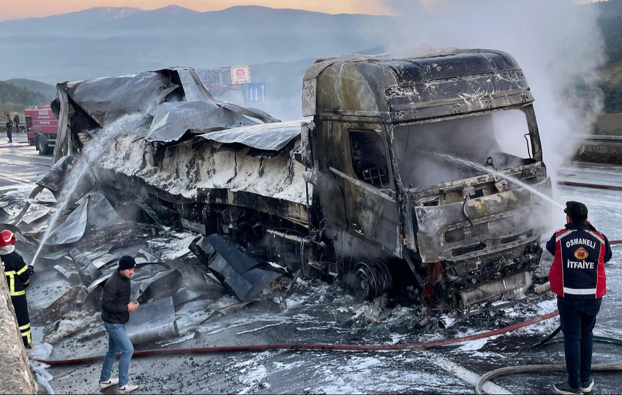 Sakarya’da Seyir Halindeki Tır Alev Aldı! (1)