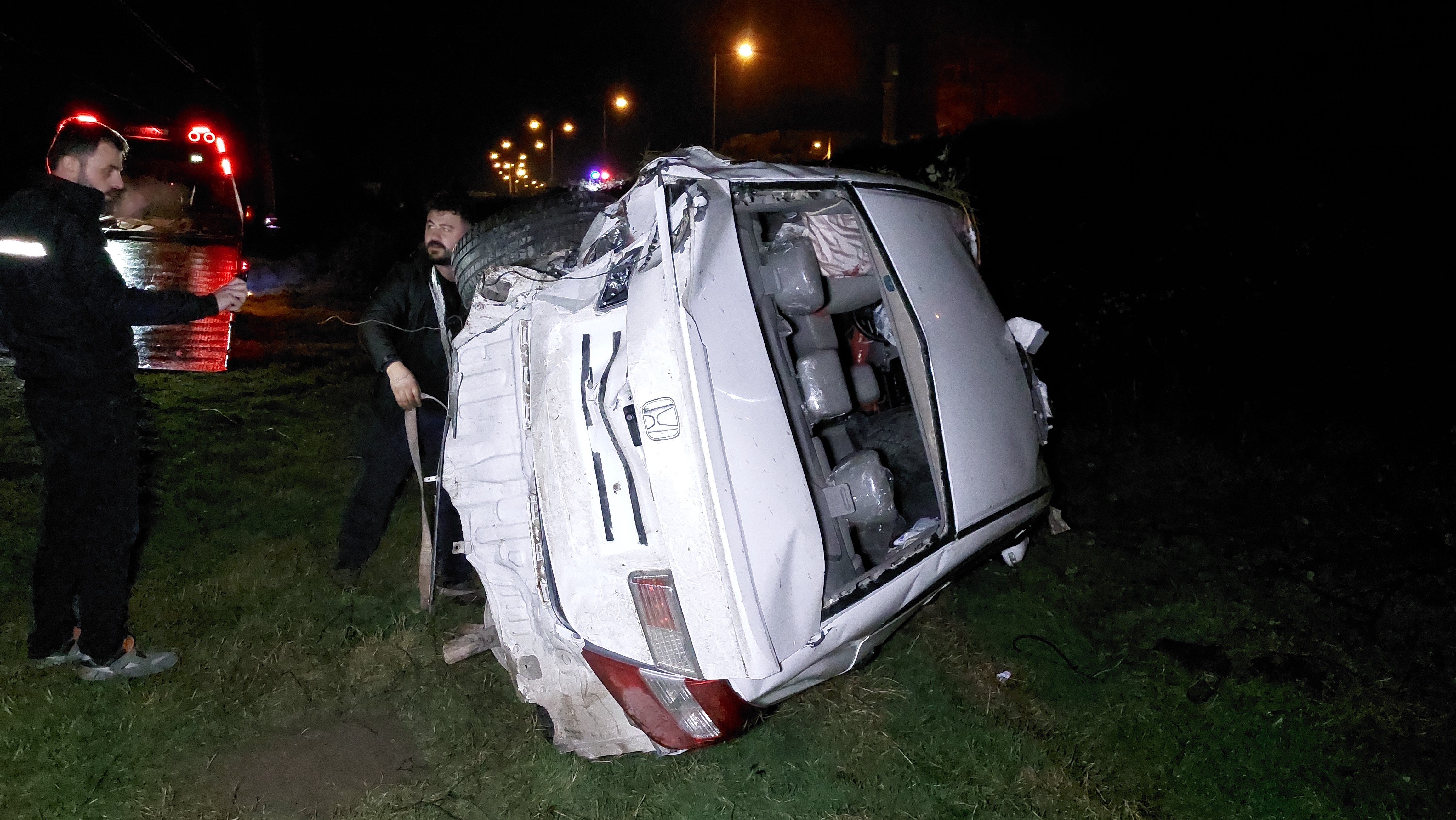 Samsun'da Takla Atan Otomobil Tarlaya Uçtu 3 Yaralı (3)