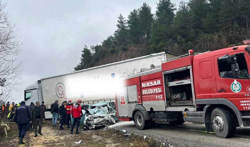 Tokat Niksar’da Tır Otomobile Çarptı İki Ölü, Bir Ağır Yaralı-1